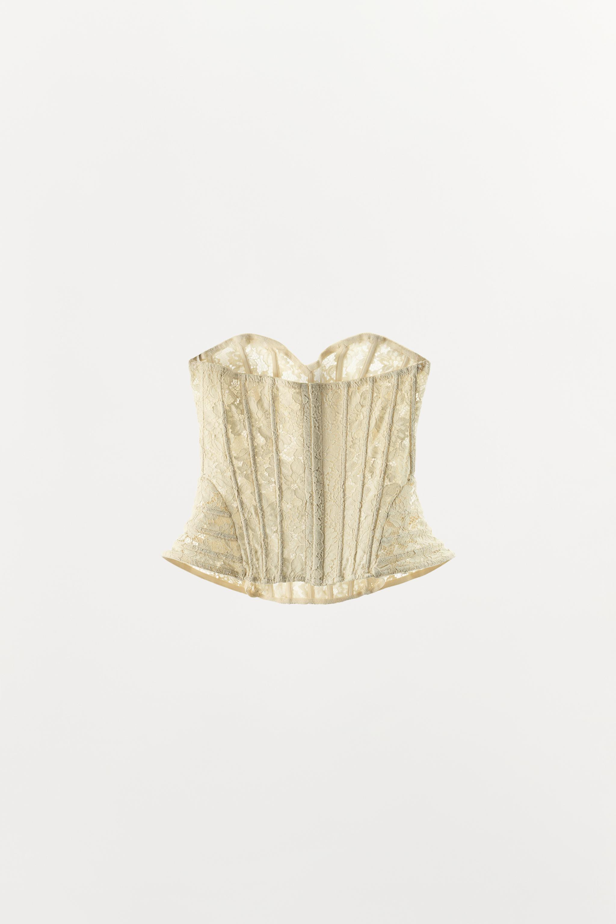 Corset-style top made of soft lace fabric. Sweetheart neckline and off-the-shoulder design. Inter... | Zara US