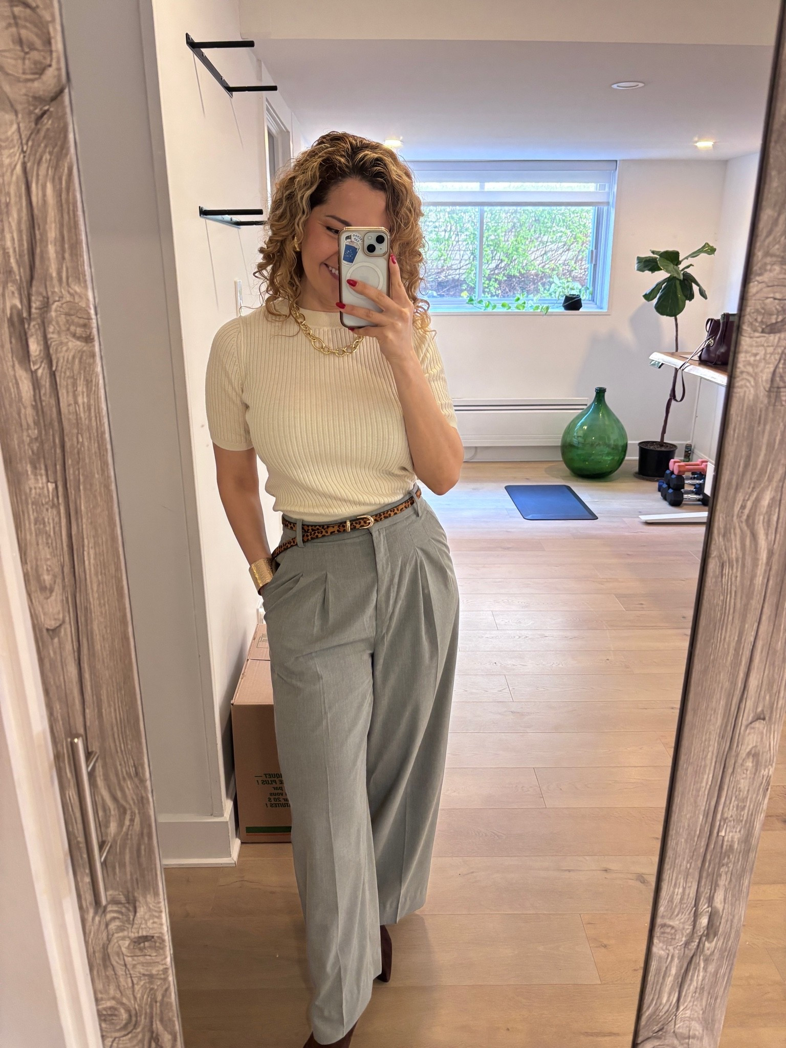 Ideas de outfit elegante y minimalista para oficina 🤍

Un look clásico y elegante que nunca falla ✨ Pantalón ancho gris, top tejido color crema y accesorios dorados para lograr un estilo sofisticado, cómodo y perfecto para oficina o reuniones.

#LTKfall #LTKworkwear #LTKcanada