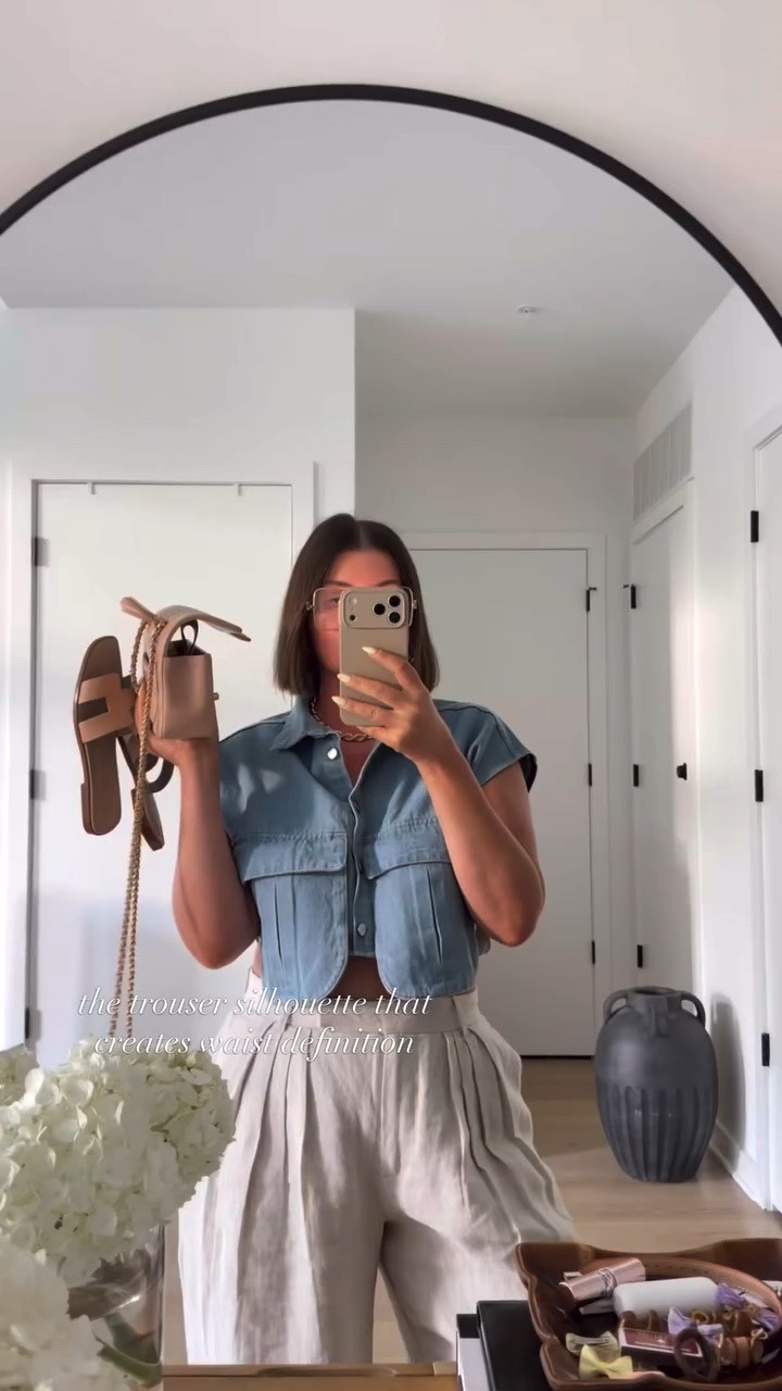 Waist defining pants for the girls 🤝 Comment YES for ⛓️‍💥 to this denim & linen combo

A great way to create waist definition is to pair a full volume crop top with a pair of flowy ultra wide leg pants.

By pairing both a top and pants that have a good bit of volume & showing a touch of mid drift creates the illusion that your waist is the smallest point, even if it’s not 😉

You can go straight to my profile or LTK for ⛓️‍💥 info too

https://liketk.it/6hwym
