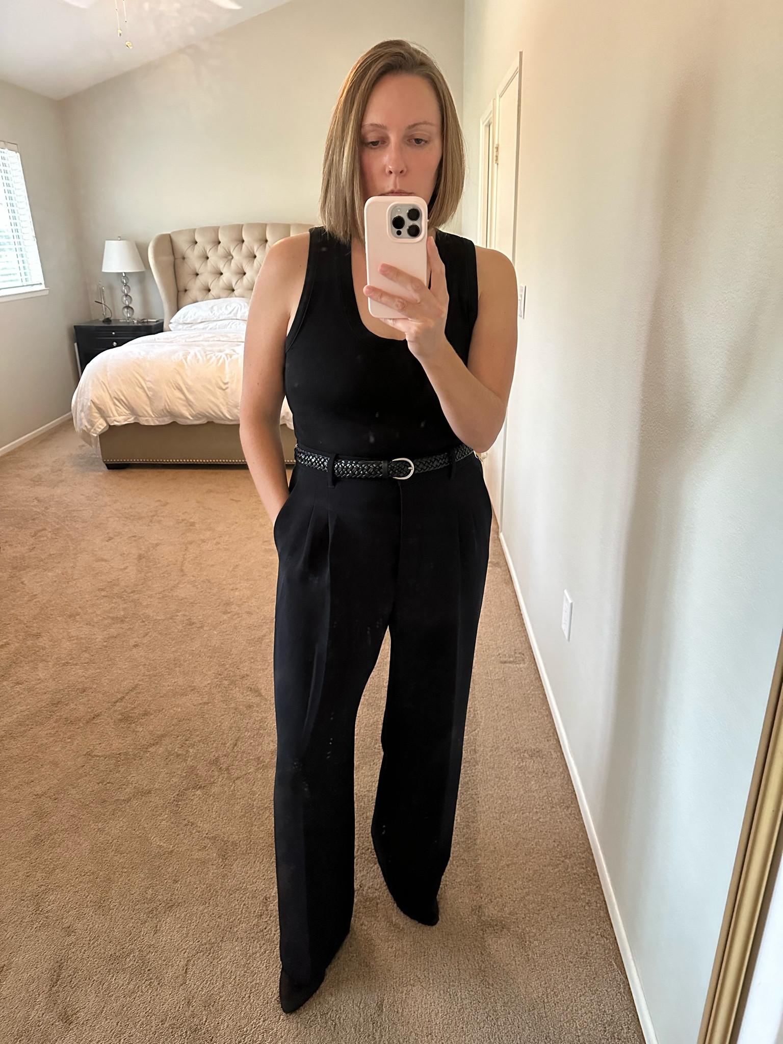 Trousers for my apple shapes and non-curvy women! Trousers are the Wilfred Effortless Pant from Aritzia. Shoes are old.