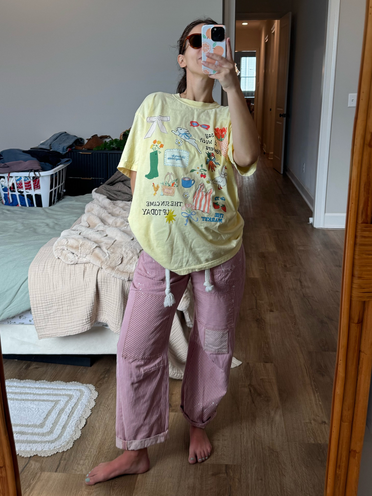 Love this spring tee and my fav moxie jeans! Ltkmaternity #ltkbumpfriendly 