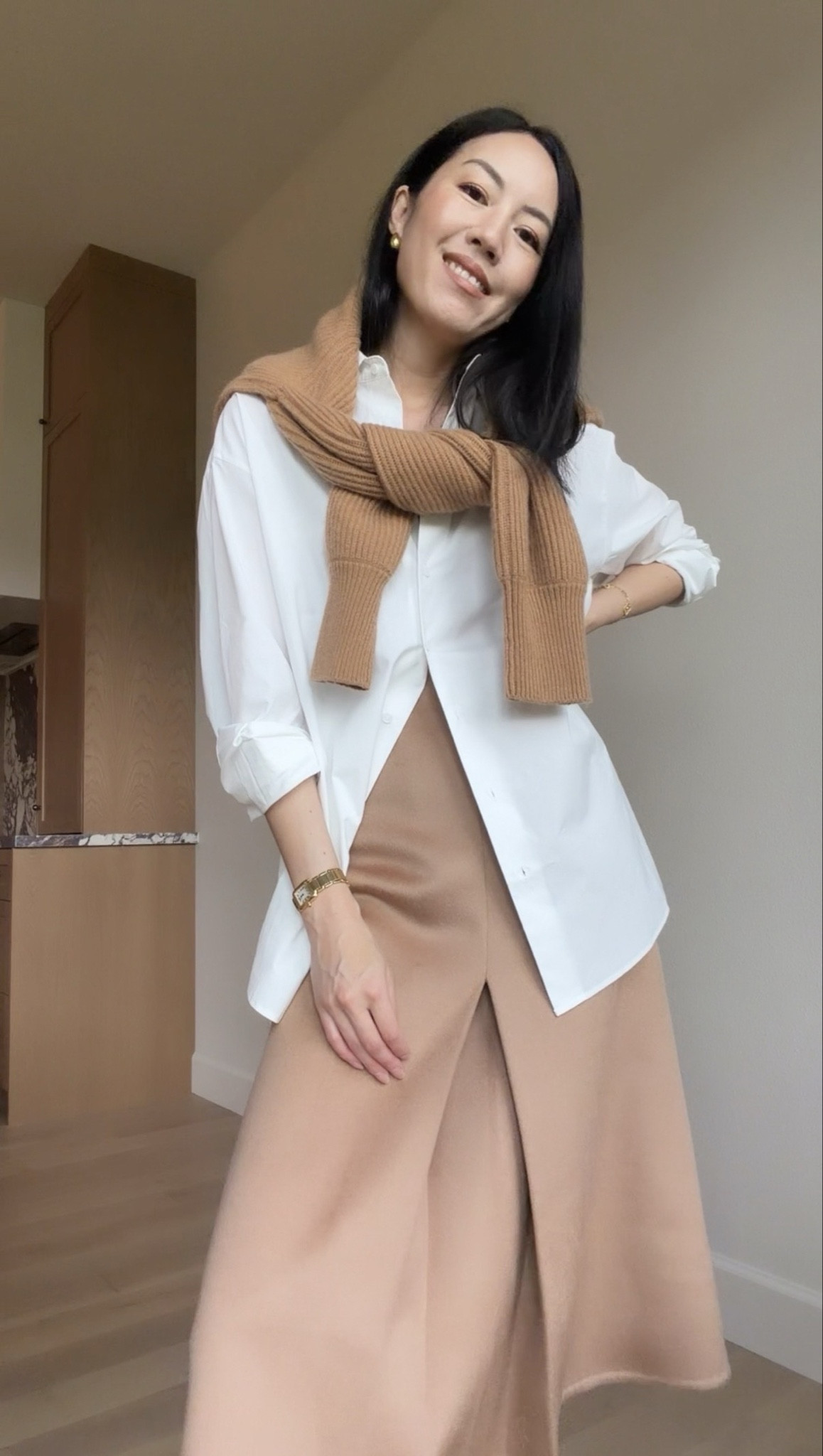 Classic winter workwear: button down shirt, long wool skirt, cashmere sweater, and low heels. 

#classicstyle
#winteroutfit
#winterofficeoutfit
#workwear
#officeattire

