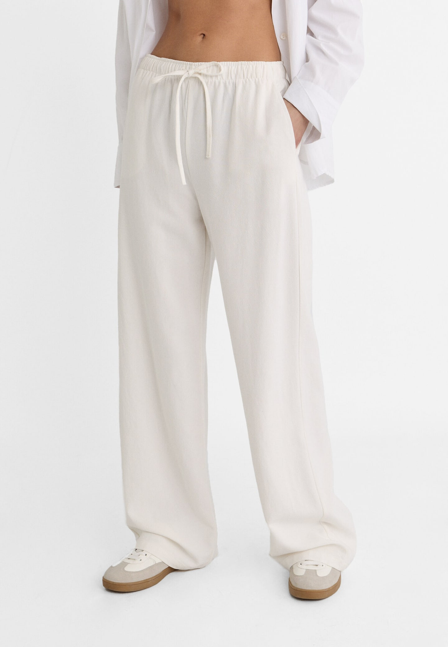 Long flowing trousers made of a linen blend. Featuring a wide-leg design, side pockets and an adj... | Stradivarius (UK)
