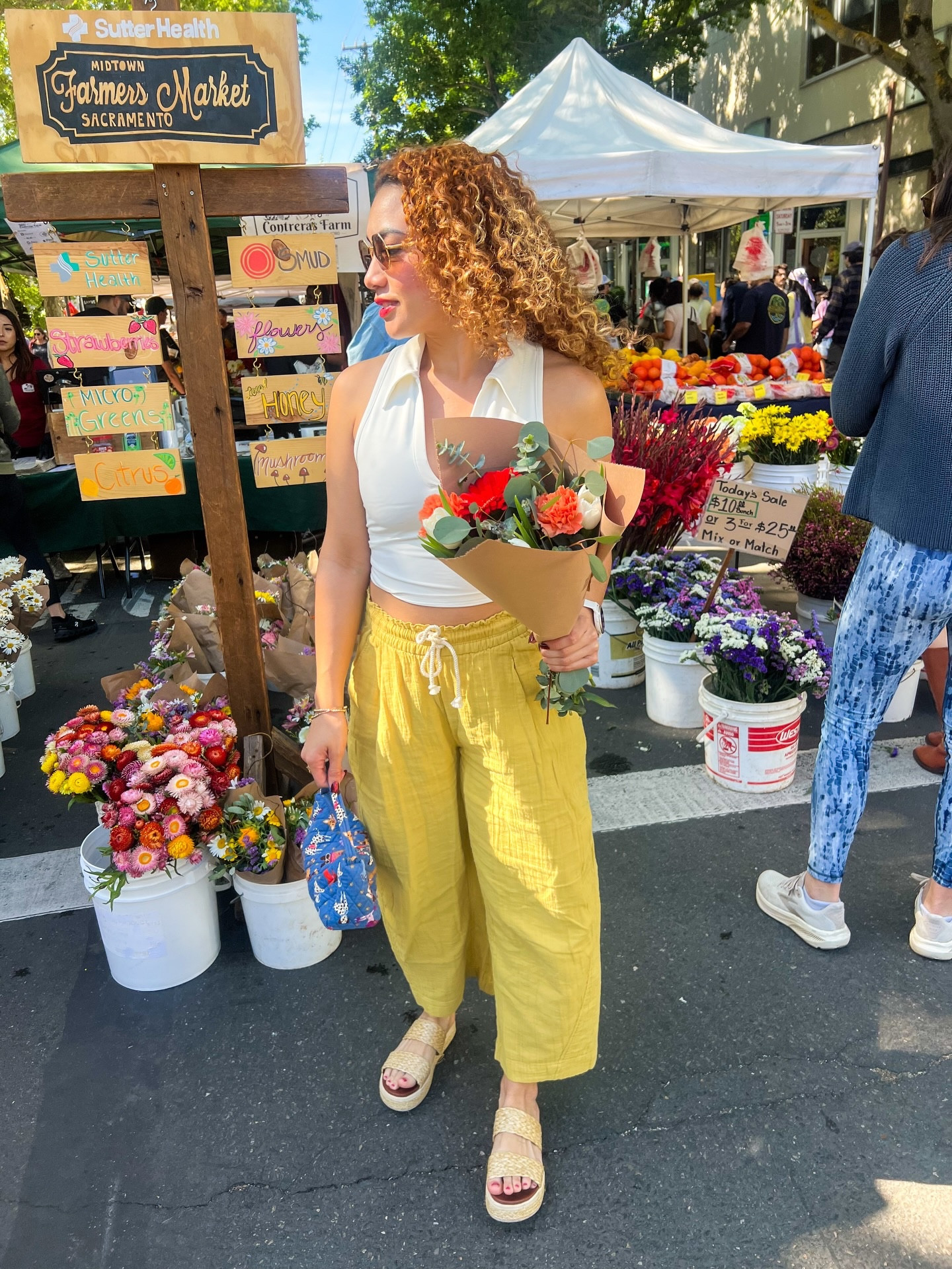 Saturdays are for farmers market flowers 💐 

#oldnavycreator #oldnavystyle #linenpants #barrelpants #springstyle