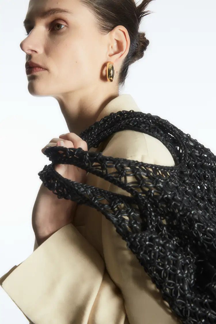 KLEINER MAKRAMEE-SHOPPER AUS LEDER | COS (EU)