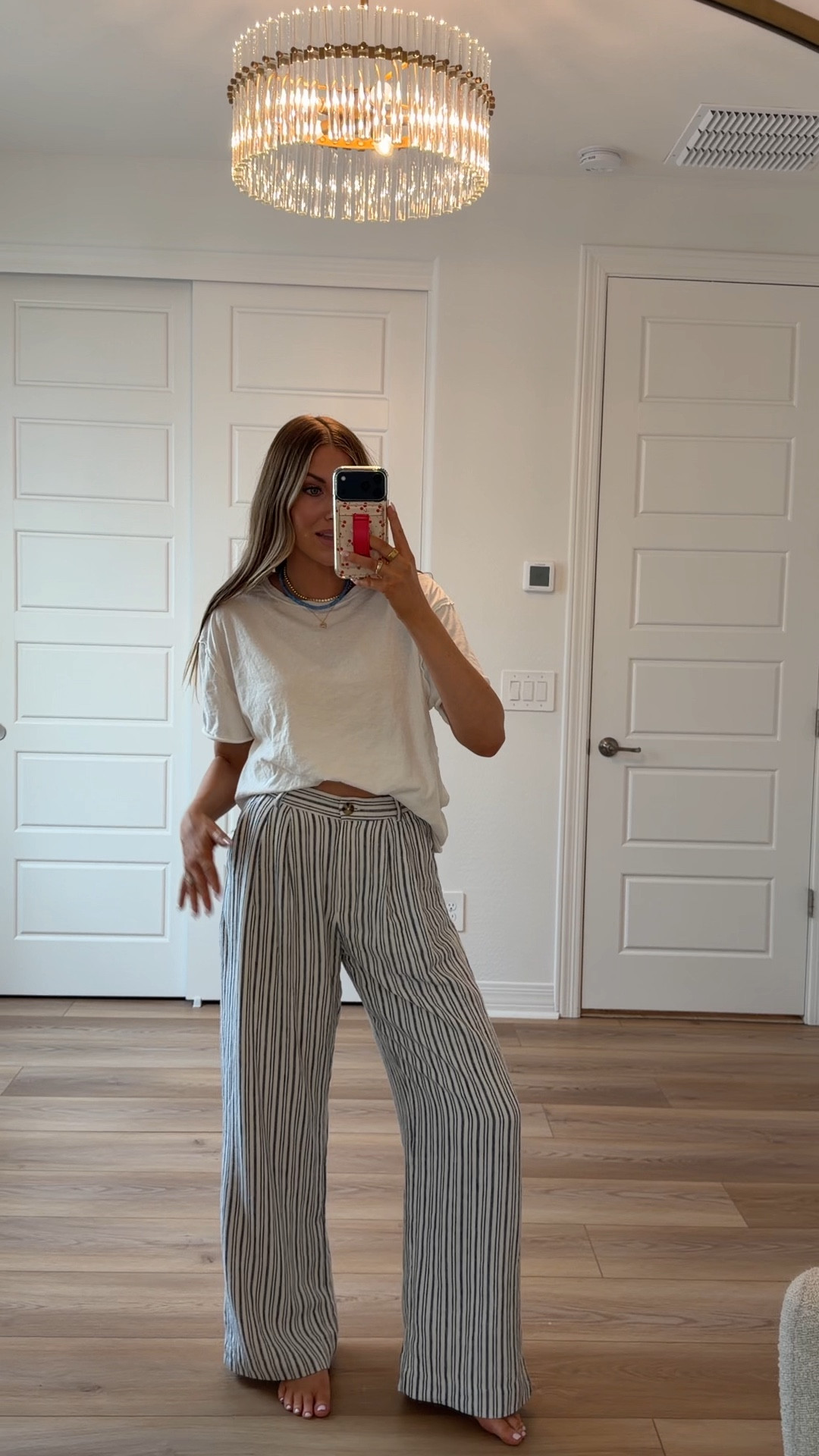 Wearing 27 curve love long length in the linen pants and an XS in the tee! 