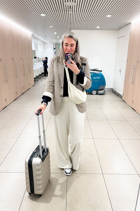 Ootd - travel day

Plaid blazer. Black oversized sweatshirt. Gold/silver pants (Shoeby, M), Uniqlo crossbody bag, Skechers tres air uno sneakers (sized one down). 



#LTKstyletip #LTKtravel #LTKeurope