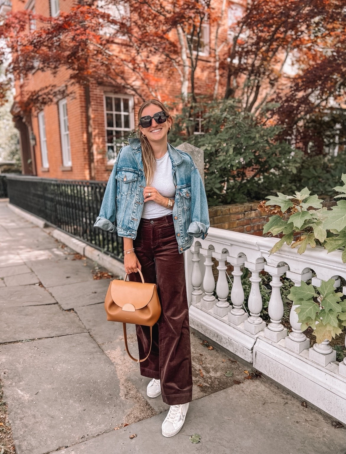 Easy to create fall outfit: oversized denim jacket, sneakers, sunglasses 