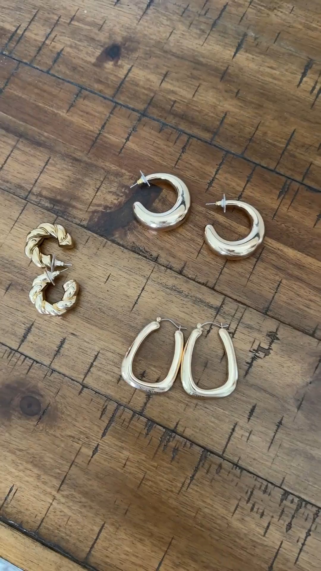 Walmart gold hoop staples!!



#LTKTravel #LTKWorkwear #LTKootd