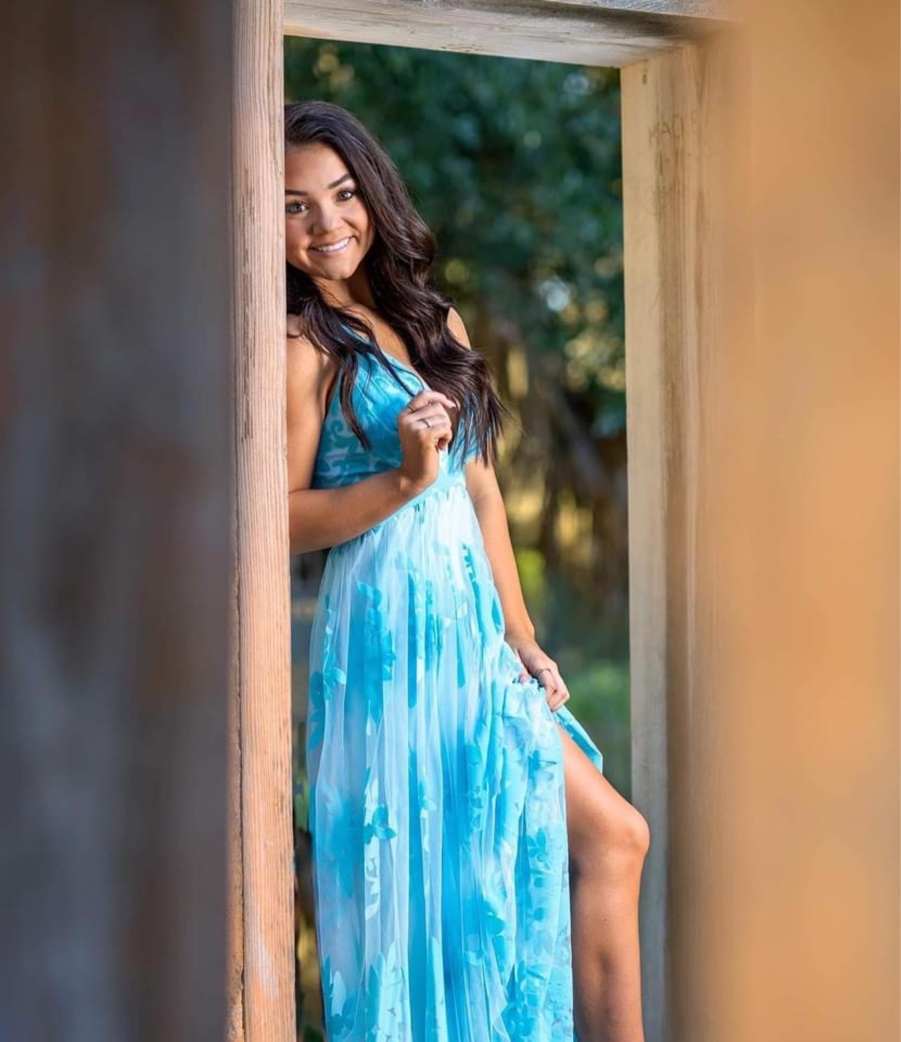 Senior pics are right around the corner for you girls!!! Linked is the dress I wore in mine and it comes in many colors! 