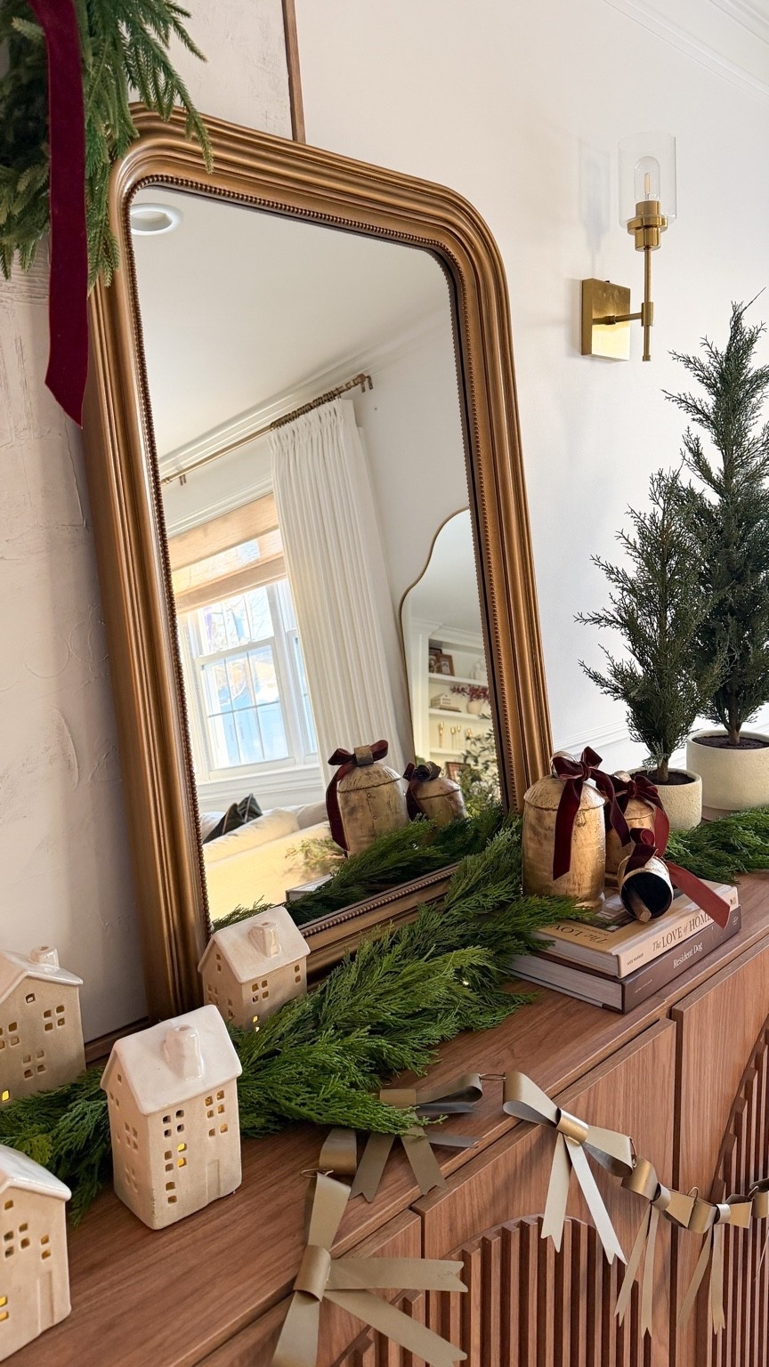 Okay but can we talk about this whole setup 😍
The arched mirror, the cow bells, and all the little layered details instantly elevated our entryway and make it feel warm and timeless — a look I’ll keep styled long after the holidays, all thanks to @wayfair!

#ad #Wayfair #WayfairPartner #EntrywayDecor #MirrorDecor #HolidayHome
