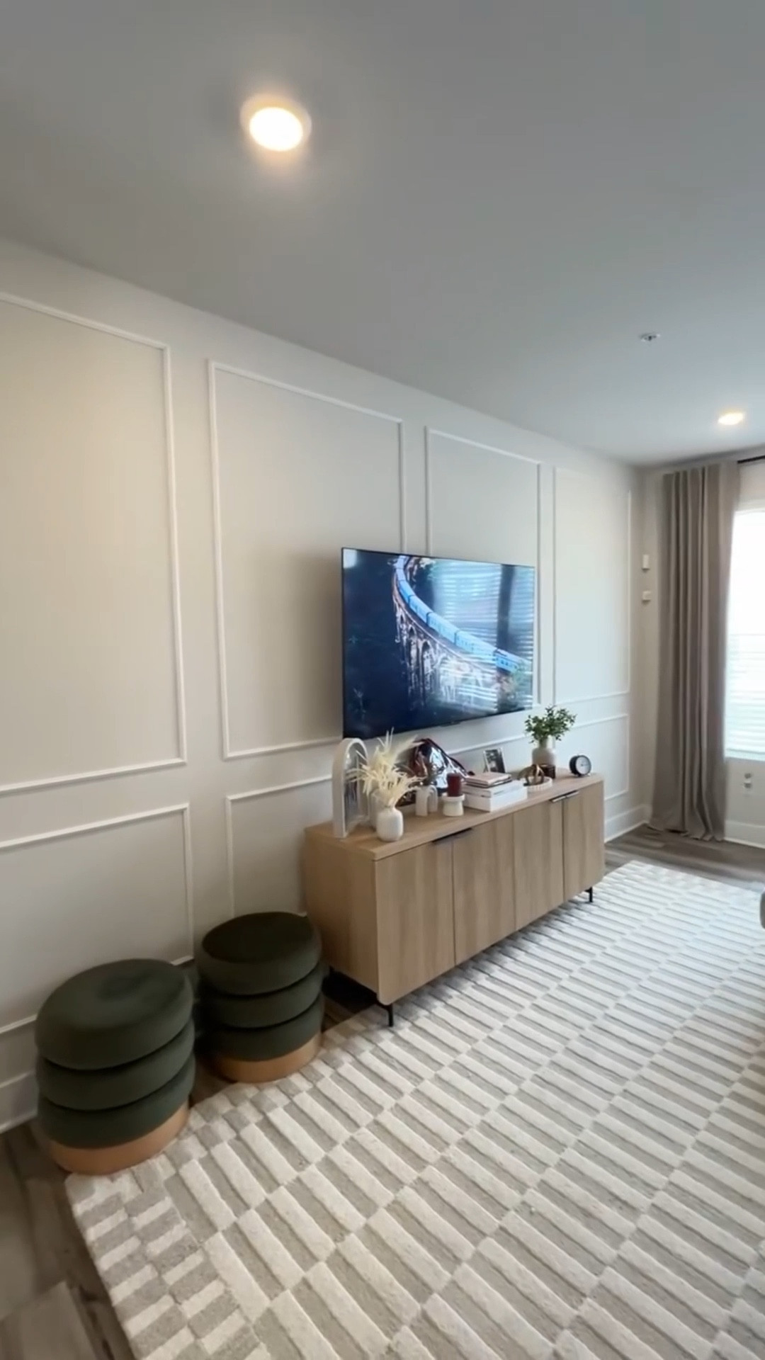 Probably my favorite home decor upgrade so far ✨ and it was easy to install, plus affordable. 

Check out @olidyldesignstudio on Etsy 🤩

#homedecor #homeupgrade #featurewall #diy #molding #etsy #livingroom

#LTKHome