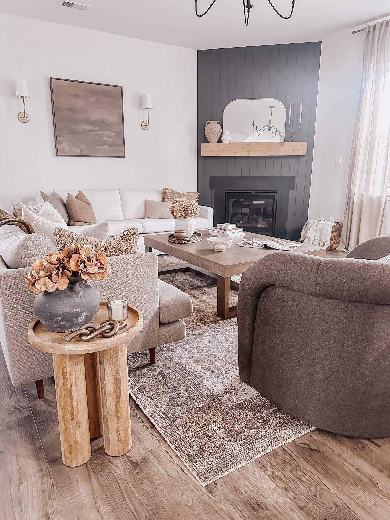 Organic modern livingroom inspo

#LTKHome #LTKStyleTip