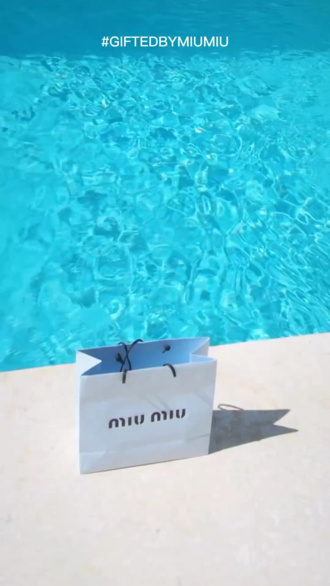 @miumiu ✨ presents Fleur de Lait Eau de Parfum ✨a creamy floral dream that feels like elegance in every drop.
#GiftedByMiuMiu 
•
Una fragancia fresh solar que huele literalmente a verano…
con notas de mango jugoso, leche de coco cremosa y osmanthus, una flor con un toque frutal que recuerda al albaricoque 🌿🥭

Femenina, suave y adictiva… de esas que te preguntan “¿qué perfume llevas?” 💫