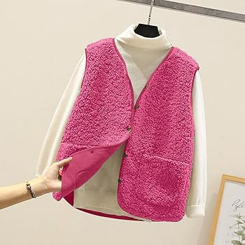 Teddy Fleece Weste mit V Ausschnitt Knopfleiste Ärmellose Kuschelweste mit Taschen Warme Gefütt... | Amazon (DE)