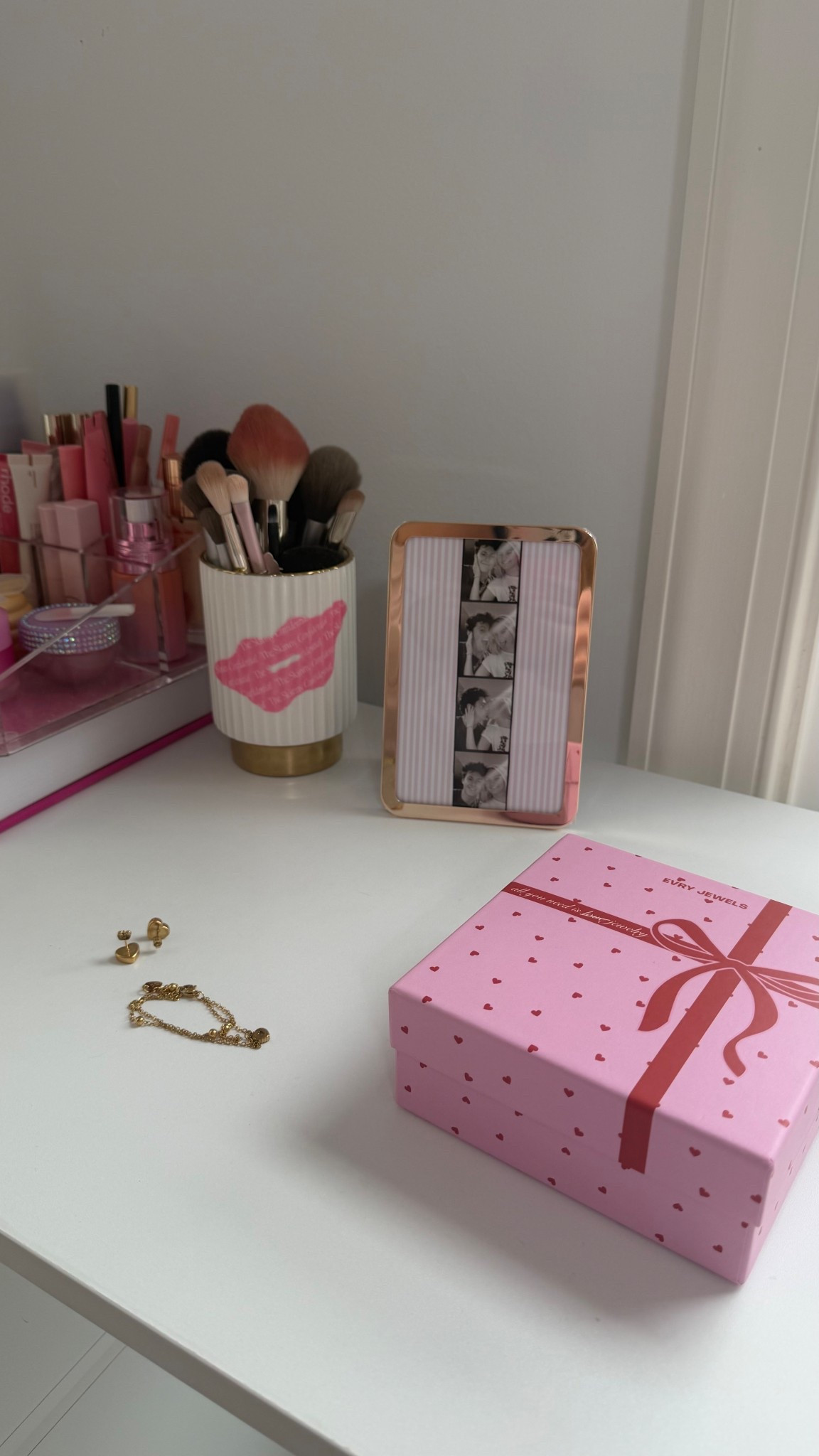 hot girl vanity essentials 

