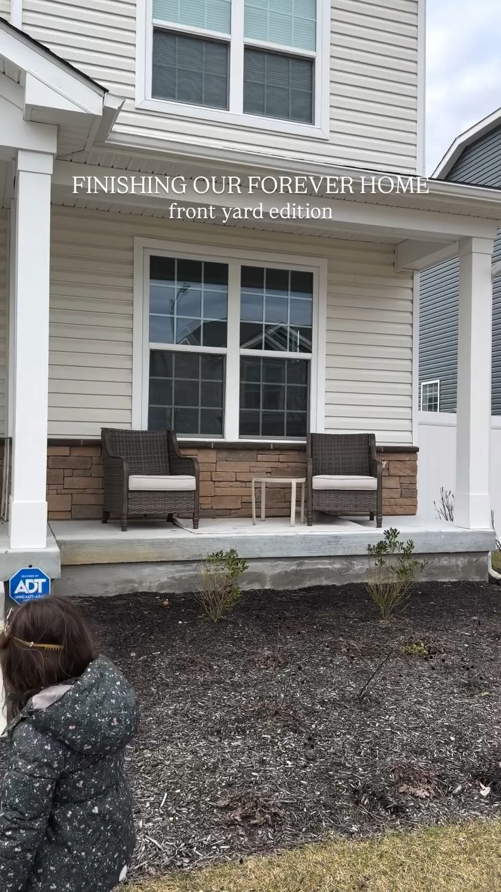 Local gardener over here 👩🏼‍🌾 @walmart had everything we needed for low prices! 

#walmartpatiofurniture #walmartfinds #frontporch #beachlifestyle