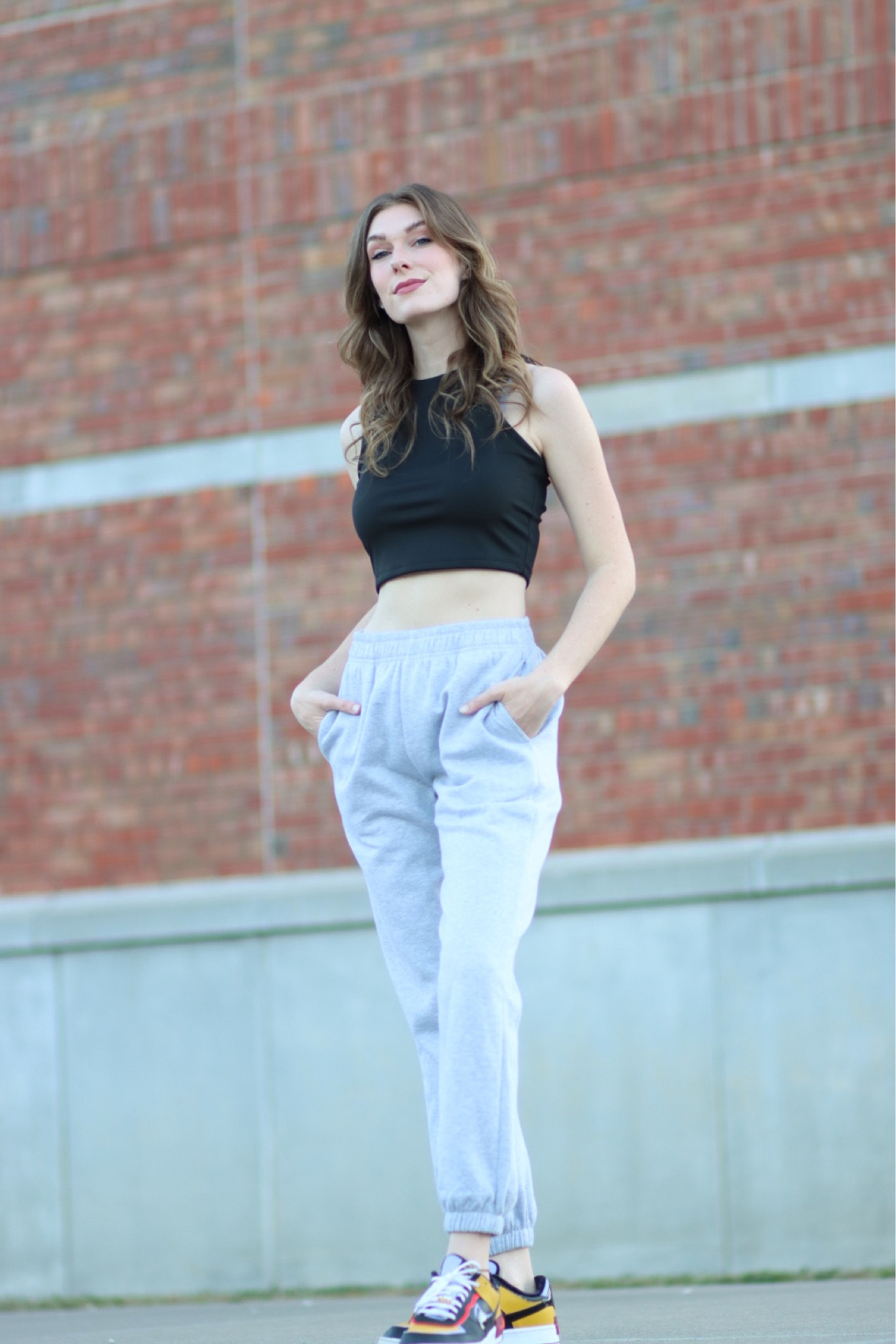 Crop Top How To Style Dark Grey Sweatpants Dark Grey Sweats Outfit