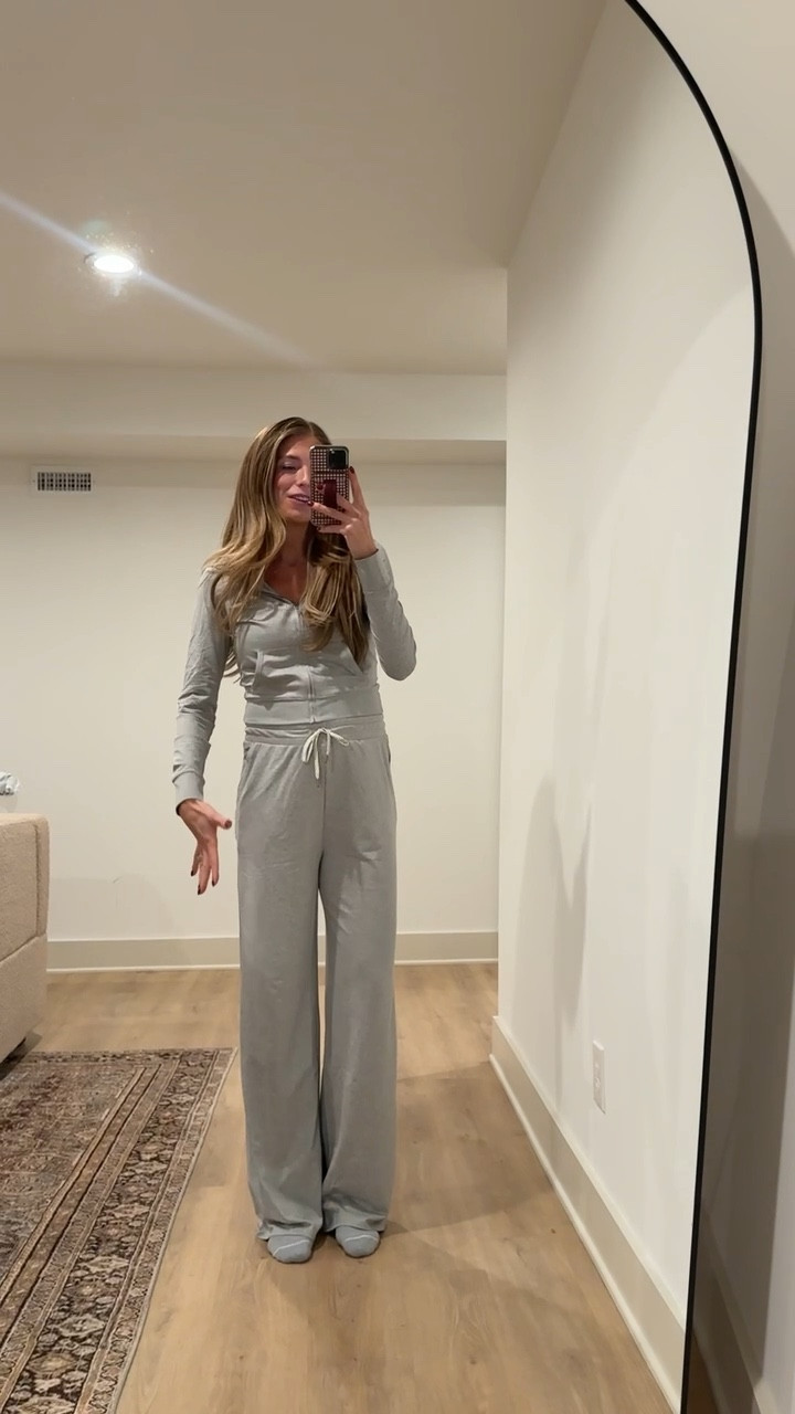 This @Vuori US set is on sale, bump friendly, and tall girl friendly! Shop the site for 20% off with code LTKVuoriSPRING 🙌🏼🤍

#LTKBump #LTKSpringSale #LTKmomlife