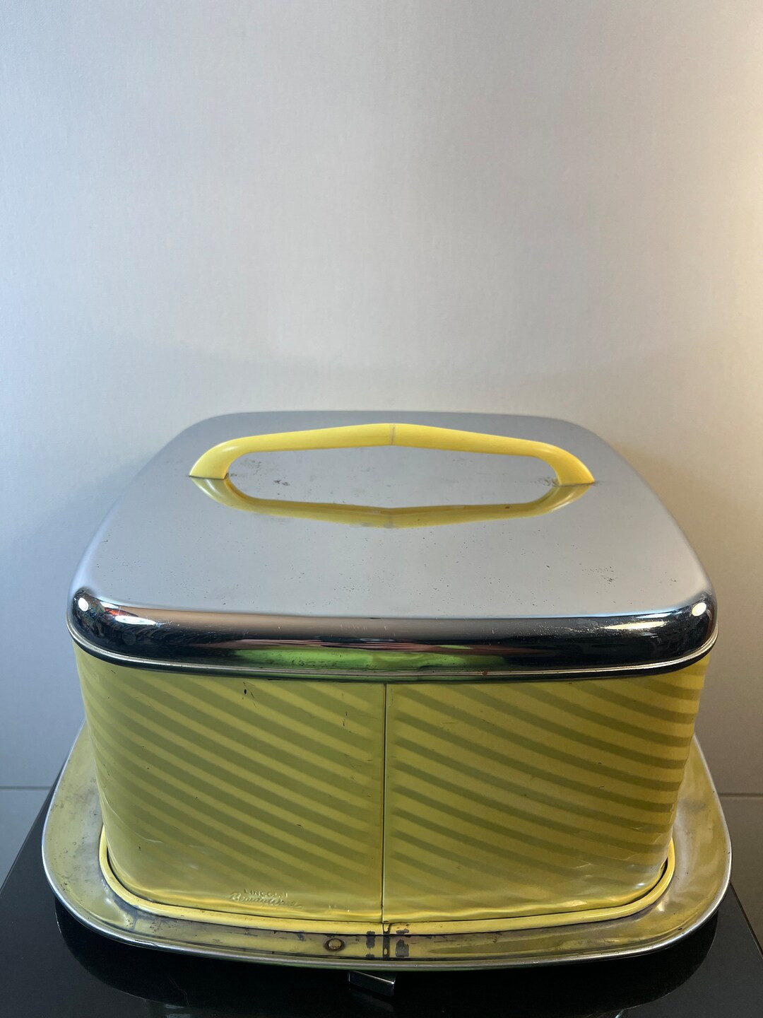 Vintage yellow Lincoln Beautyware cake carrier | Etsy (US)