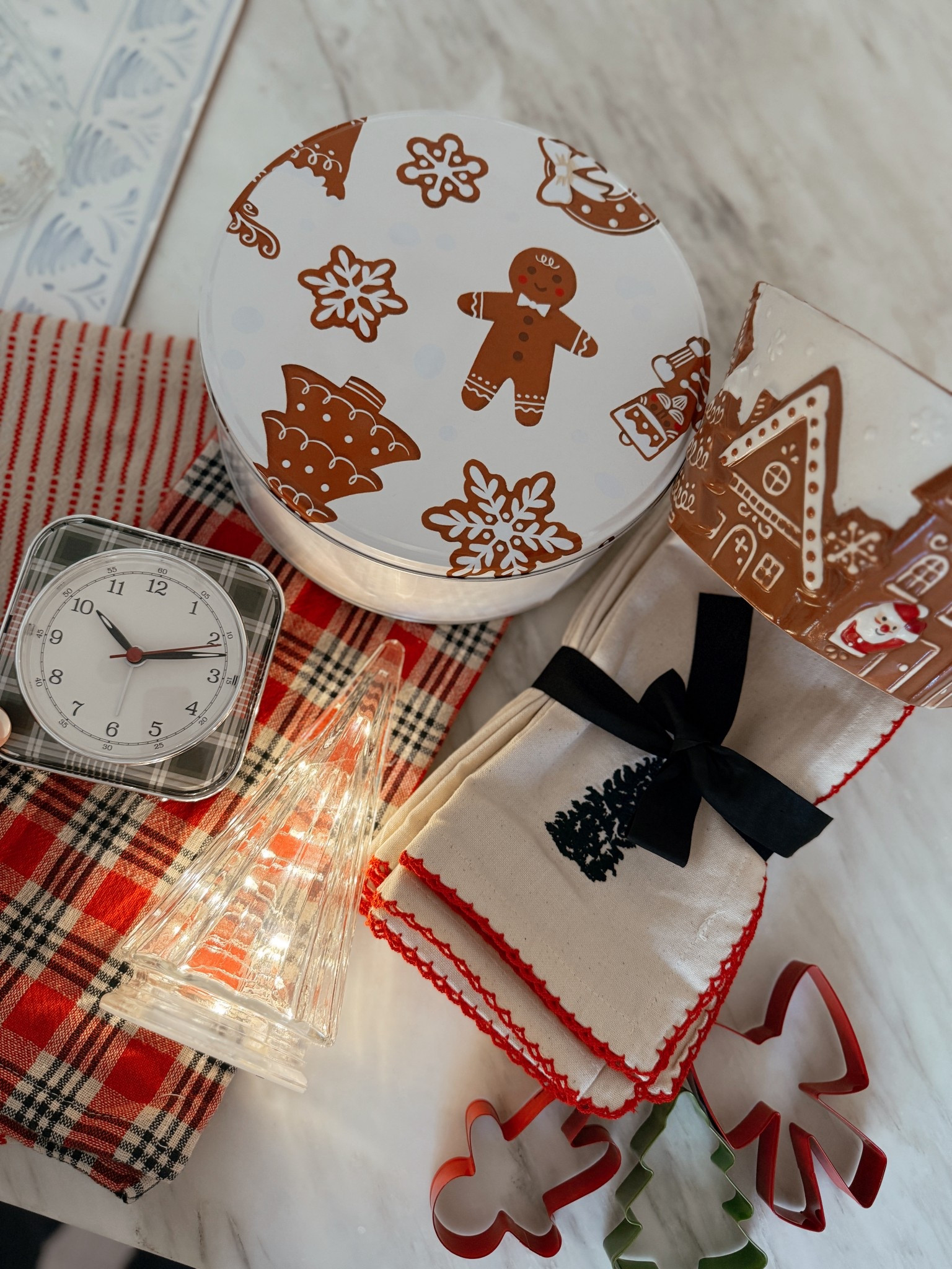 ✨ The sweetest little touches for a cozy Christmas table — plaid, gingerbread, bows, and all the festive details that make a home feel like magic. Setting the scene for memories, cookies, and conversation. 🍪🎄
#HolidayTable #ChristmasDecor #CozyChristmas #TablescapeInspo #GingerbreadDecor

#LTKSeasonal #LTKHoliday #LTKFindsUnder50