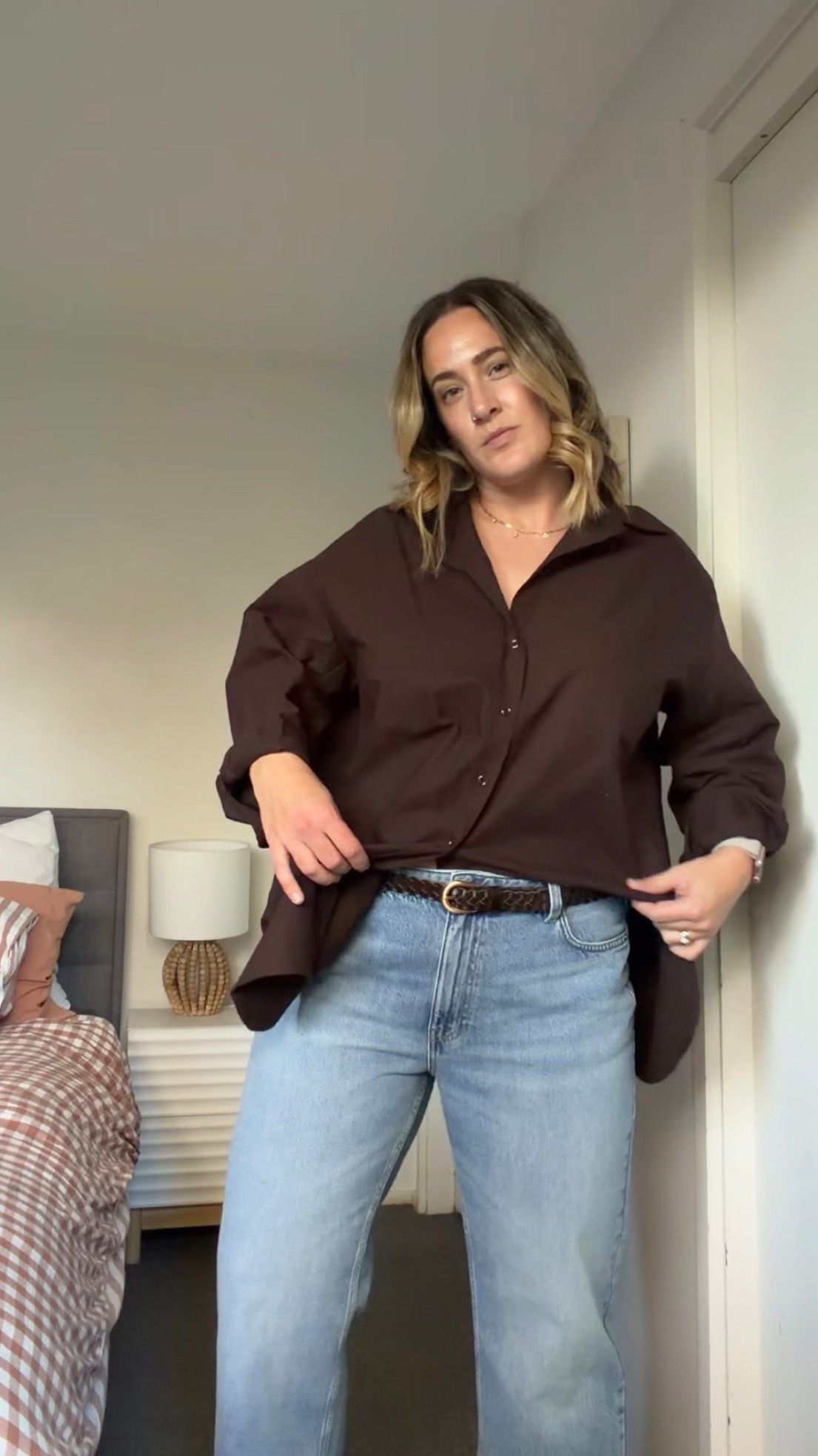 The outfit I wear when I don’t know what to wear. Comfortable, classic, cute 🤎

Shirt- size 12 (oversized) 
Jeans- size 16
Belt- size XL

#dissh #denim #midsize #casualstyle