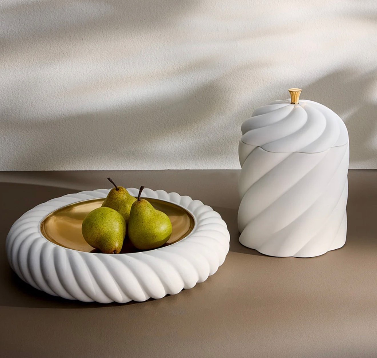 Jonathan Adler Geneva Box Bowl

A little nautical, a lot glamorous. Our Geneva Box features a sculptural wound rope crafted from high-fired unglazed porcelain and a removable lid topped with an extra luxe touch—a glimmering gold pull

#LTKSeasonal #LTKMothersDay #LTKHome