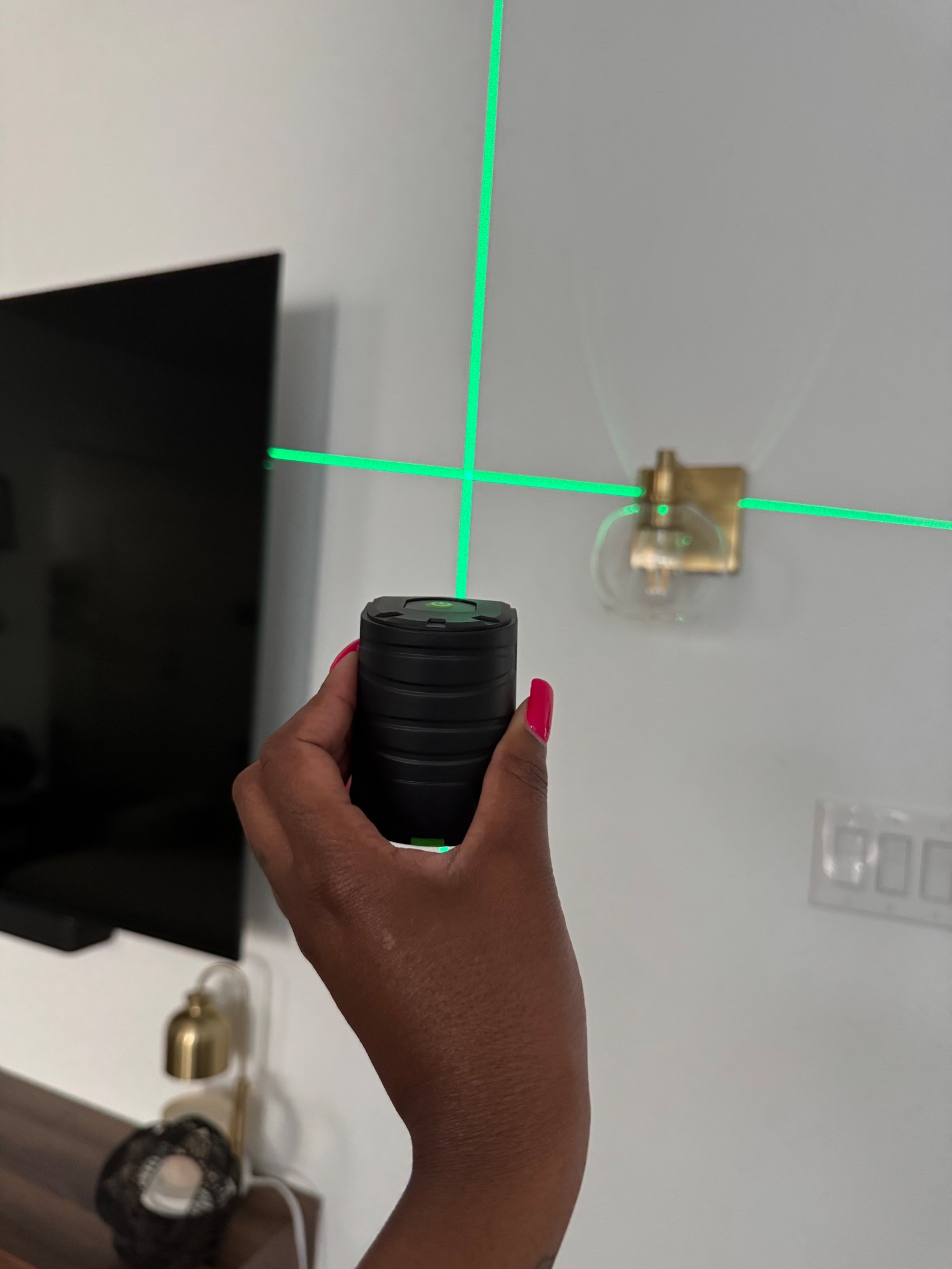 Who knew this small gadget would be a life saver?! 

Home projects, DIY, remodeling, laser level, picture hanger