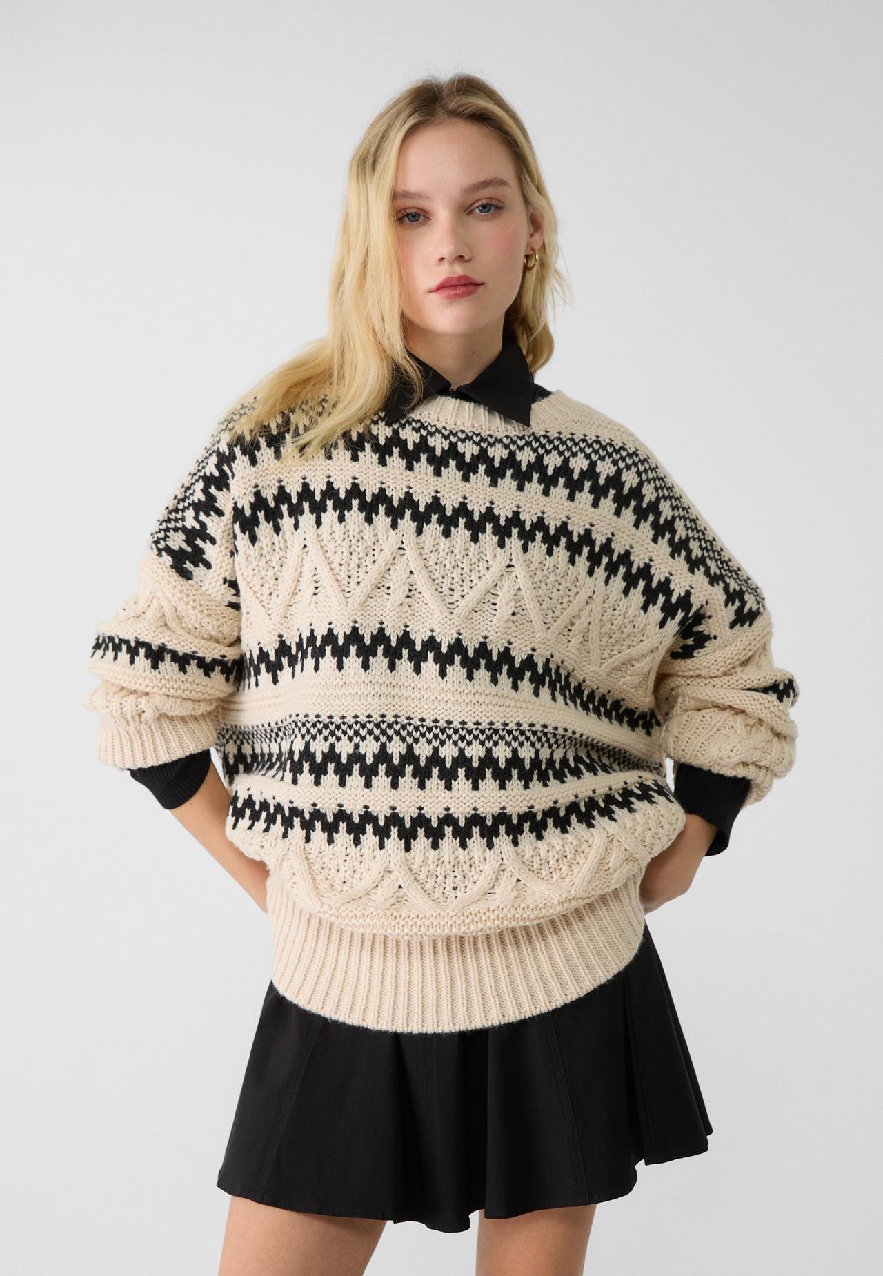 Oversize knit sweater with a round neckline, long sleeves and ribbed trims. | Stradivarius (UK)