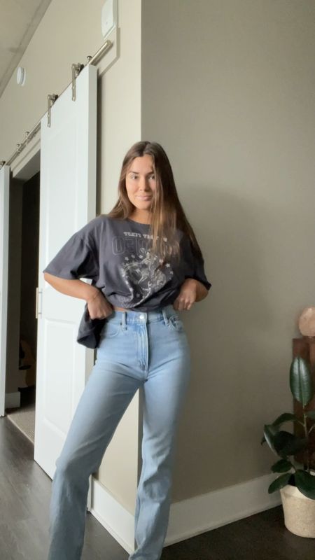abercrombie ultra high rise 90’s straight leg jeans.
90’s jeans, abercrombie style, ootd, casual style, casual jeans, straight leg denim, style inspo 
