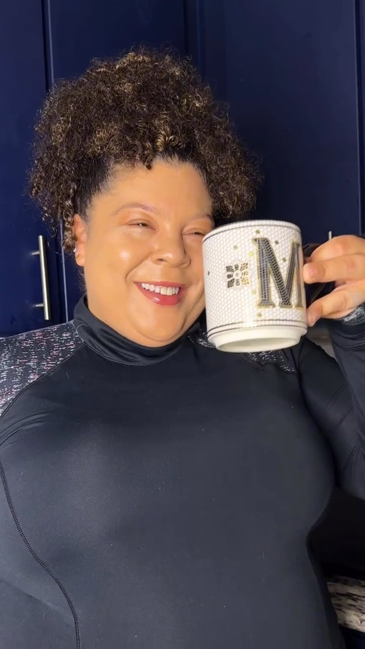 Reset this weekend, with YOU in mind ☕️
.
.
.
Grab a tall glass of water, your favorite coffee or detox tea coupled with you @trybloomin Honey Sticks and start seeing/feeling results in as little as a weeks time! Ladies w have to prioritize our mind, body and soul before we concur th world, all our chores and responsibilities to others. Yes it’s hard but…. Made simple now that these Honey stick packets are discreet, small and fit right into you handbag 👜 
.
.
These yummy body boosting sticks can be take on their own or mixed with your favorite drink. Shop today and start experiencing the mood boost you’ve been craving recently promoting productivity, healthy libido and enhanced desire to accomplish your day to day goals 🍯
