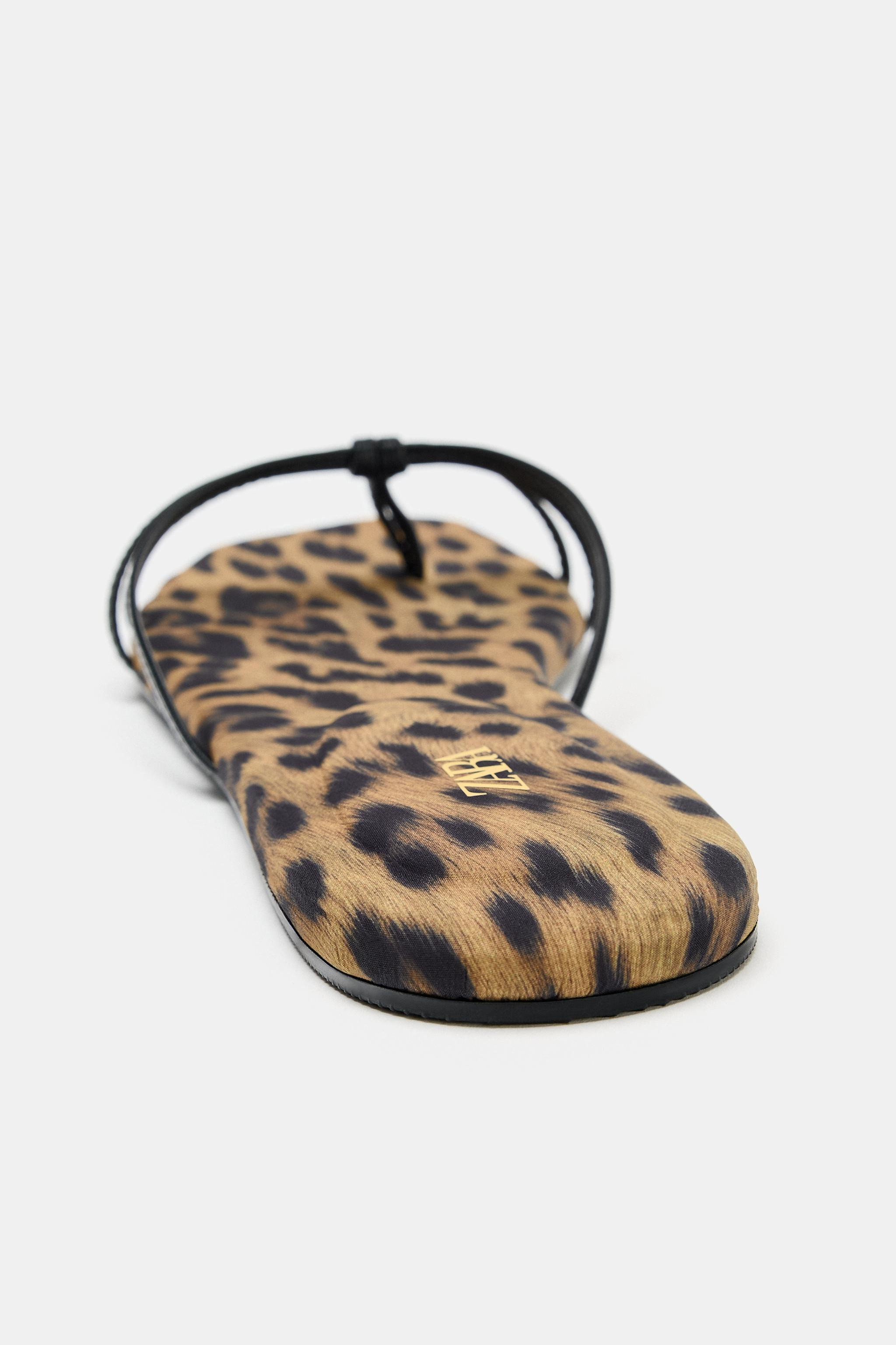 Flat sandals featuring an animal print upper. Crossed front straps with a toe post and knot detai... | Zara UK