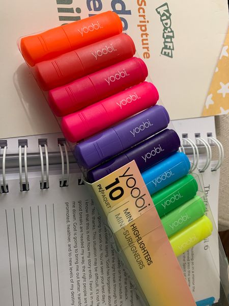 When I read books, I will always have highlighters nearby. These yoobi highlighters are small, cute and compact. #yoobi #highlighters #stationary #reading #bookreader