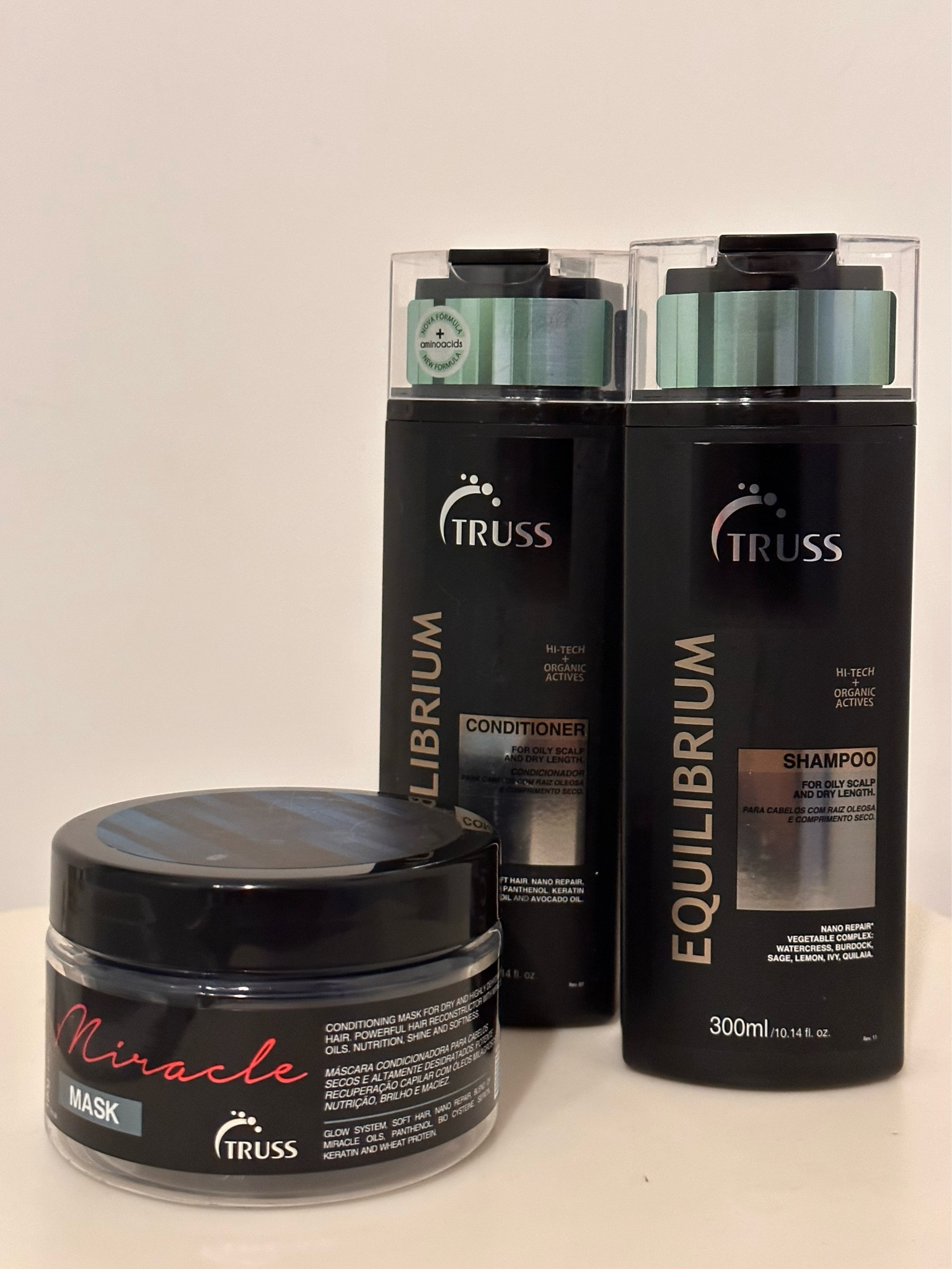 ✨RESENHA TRUSS✨

Esse foi o primeiro kit profissional que investi para cuidar do meu cabelo como ele merece ser cuidado.

EQUILIBRIUM - É a minha linha favorita da marca, cuida da raiz oleosa e comprimento mais seco e sem ressecar, usei tres frascos seguido desses dois e meu cabelo fica incrível, é um tratamento mais diário pra raiz oleosa e segura muito bem, o cheiro é maravilhoso, parece um perfume e a gente consegue ver resultado desde a primeira aplicação.

MIRACLE - A máscara é ótima pra usar quinzenalmente, ela é mais densa então pra quem tem cabelos mais finos como o meu precisa dosar bem e por isso é ótimo pra usar de 15 em 15 dias. Recomendo usar quando o cabelo precisa receber um “peso”, sinto que ela da um jeito no frizz e deixa o cabelo super macio

#LTKbrasil #LTKbeauty