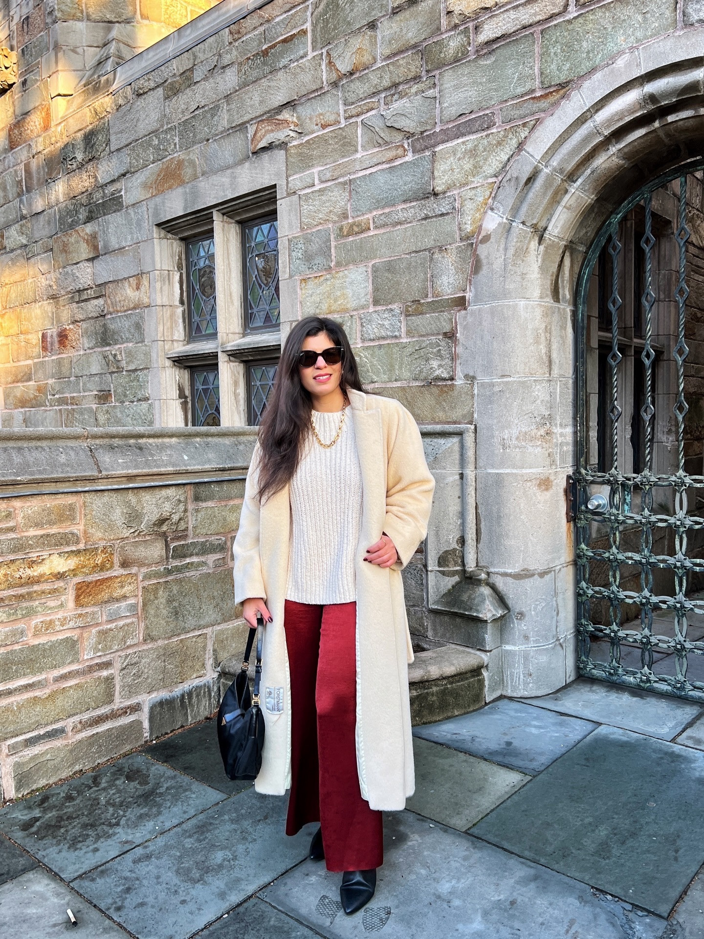 Some weekend snaps with @annaavella_ 

New Prada bag from @marijaneboutique - isn’t she adorable?

A little shopping at J.Crew @theshopsatyale 

Yummy drinks and dinner @highgeorgenh 

New phones 😬

Outfit details 
@laurenmanoogian Sweater x @marijaneboutique 
@vince Pants
@prada bag x @marijaneboutique 
@aerosoles Booties
@coach Necklace 
Vintage Coat
@rayban Sunglasses 

#holidayoutfit #shopsatyale #marijaneboutique
