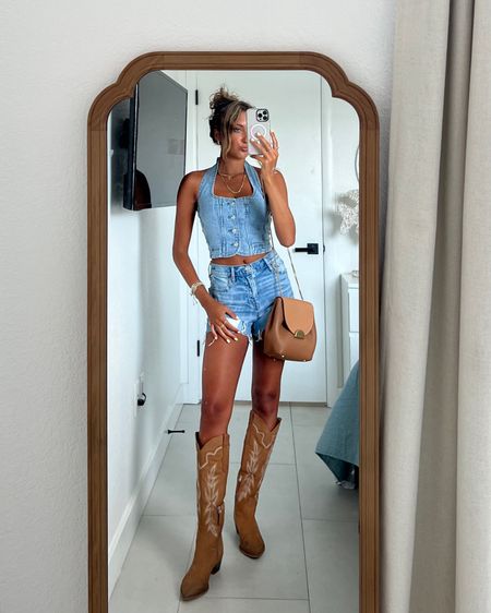 country concert / festival outfit ideas from American Eagle. wearing an XS/000R in jean shorts and denim top👖