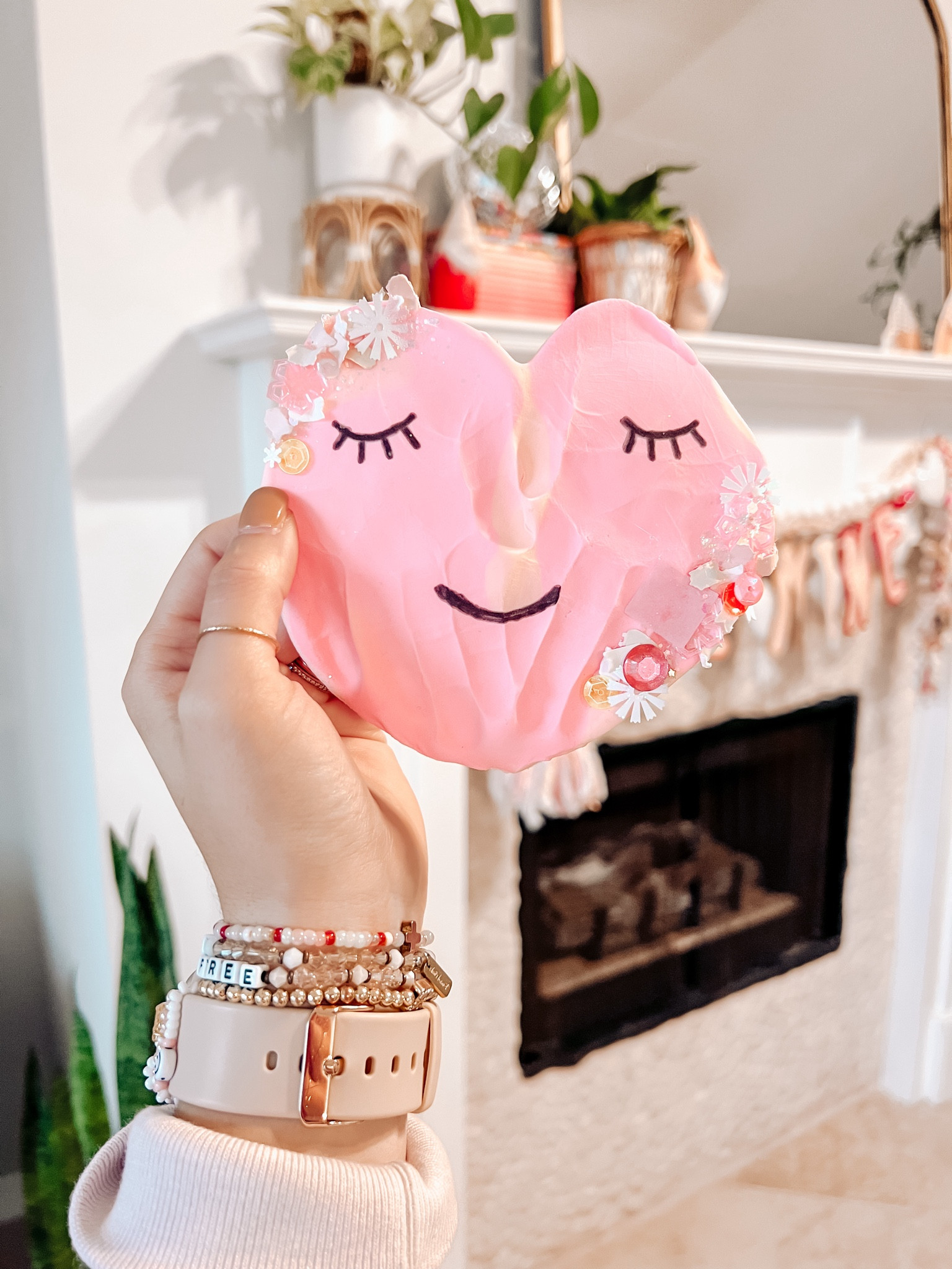 Handprint heart 🫶🏽

#LTKfamily #LTKSeasonal