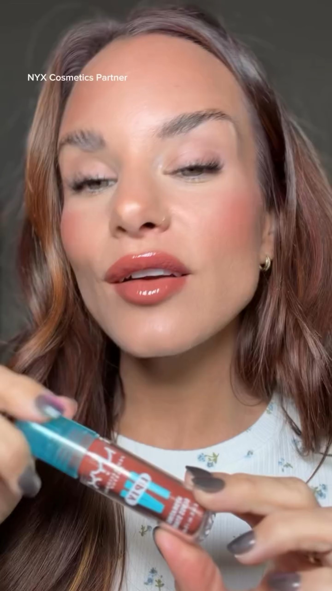 NEW SHADES ALERT 🚨✨ The Lip IV Hydrating Gloss Stain just dropped new colors and they are unreal. Glossy shine, juicy stain, and that hydrated feel that lasts way longer than you expect. This is your sign to grab a new shade 😍

💬 Comment “new” and I’ll DM you the link

#TayBeckerBeauty #TayBecker
#lipiv #newmakeup #glossstain charlestonbeauty momstylevibes reellife makeupfinds