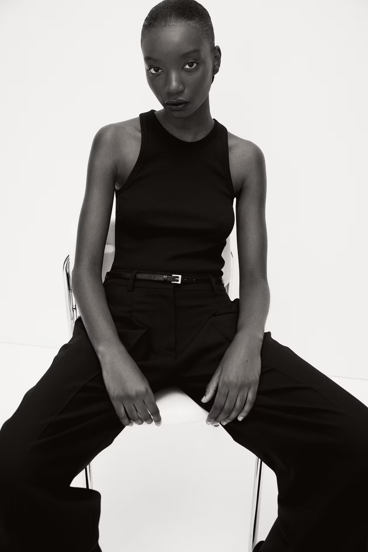 Camiseta en mezcla de seda - Cuello redondo - Sin mangas - Negro - MUJER | H&M ES | H&M (FR, IT, ES, PT, BE)