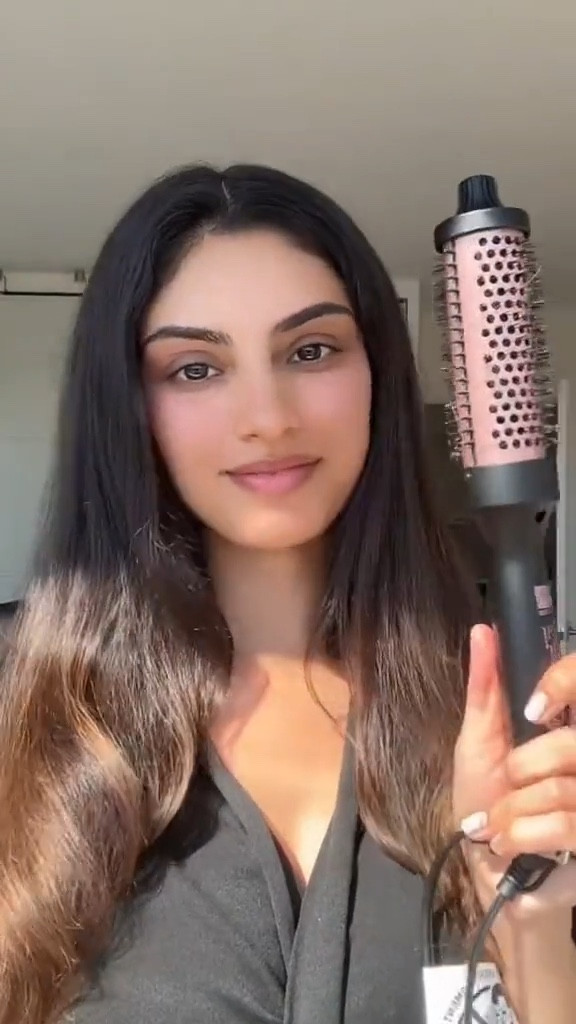 Achieve the perfect bouncy blowout with the Wavytalk Thermal Brush — your all-in-one styling tool for smooth volume, shine, and effortless lift. 💁‍♀️✨ The advanced ceramic barrel evenly distributes heat to reduce frizz and protect your strands while creating salon-worthy results at home. Designed for quick styling, this lightweight brush adds body at the roots, soft curls at the ends, and a glossy, frizz-free finish. Perfect for anyone who wants that freshly styled, voluminous look without the salon visit.