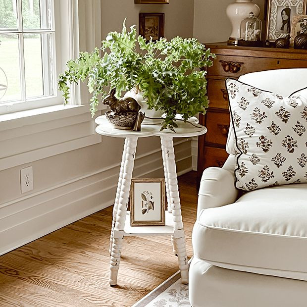 Clover Shaped Spindle Leg Accent Table | Antique Farm House