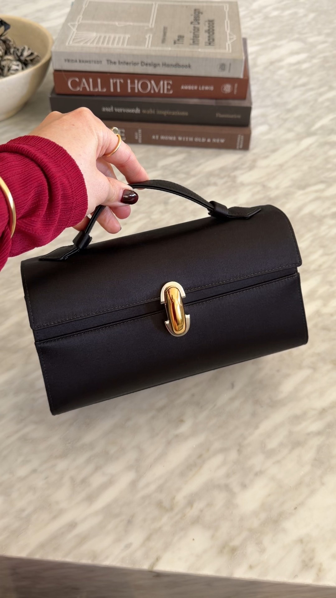 The perfect small top handle bag 😍 Kelly vibes without breaking the bank. This one is a satin bag. It also comes in leather, suede and in many different colors. Makes a great Valentine’s Day gift and an every day fashion staple. 

#bag #clutch #tote #tophandlebag #kelly #savette #smallbag #minibag #blackbag #valentinesdaygift #savettebag #small #satin #leather #tophandle 

#LTKootd #LTKSaleAlert #LTKWorkwear