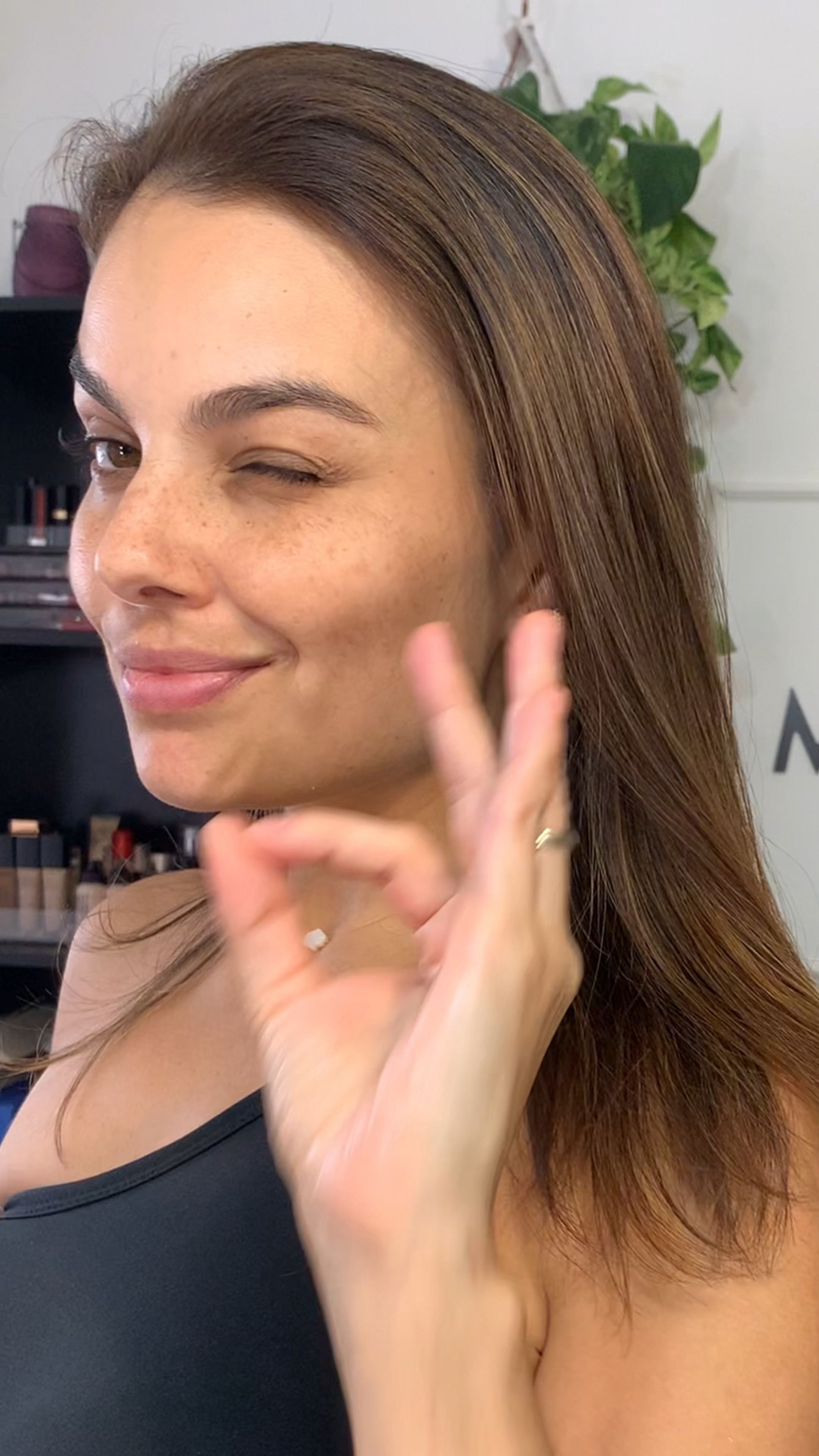 Com apenas um produto de finalização , um óleo reparador e uma escova super fácil de usar eu consigo fazer milagres com o meu cabelo !

Aqui eu tinha prendido ele molhado e fui dormir (tudo errado , eu sei 🫣) e no dia seguinte ele estava todo sem jeito !

Com ele seco mesmo eu apliquei o After Party da Bed Head ,  e escovei do jeito que ensino no vídeo , com a Com apenas um produto de finalização , um óleo reparador e uma escova super fácil de usar eu consigo fazer milagres com o meu cabelo !

Aqui eu tinha prendido ele molhado e fui dormir (tudo errado , eu sei 🫣) e no dia seguinte ele estava todo sem jeito !

Com ele seco mesmo eu apliquei o After Party bed head ,  escovei com a escova giratória , da Mondial, do jeito que ensino no vídeo e finalizei com o óleo reparador de pontas Dark oil da Sebastian.


#LTKSeasonal #LTKVideo #LTKbeauty