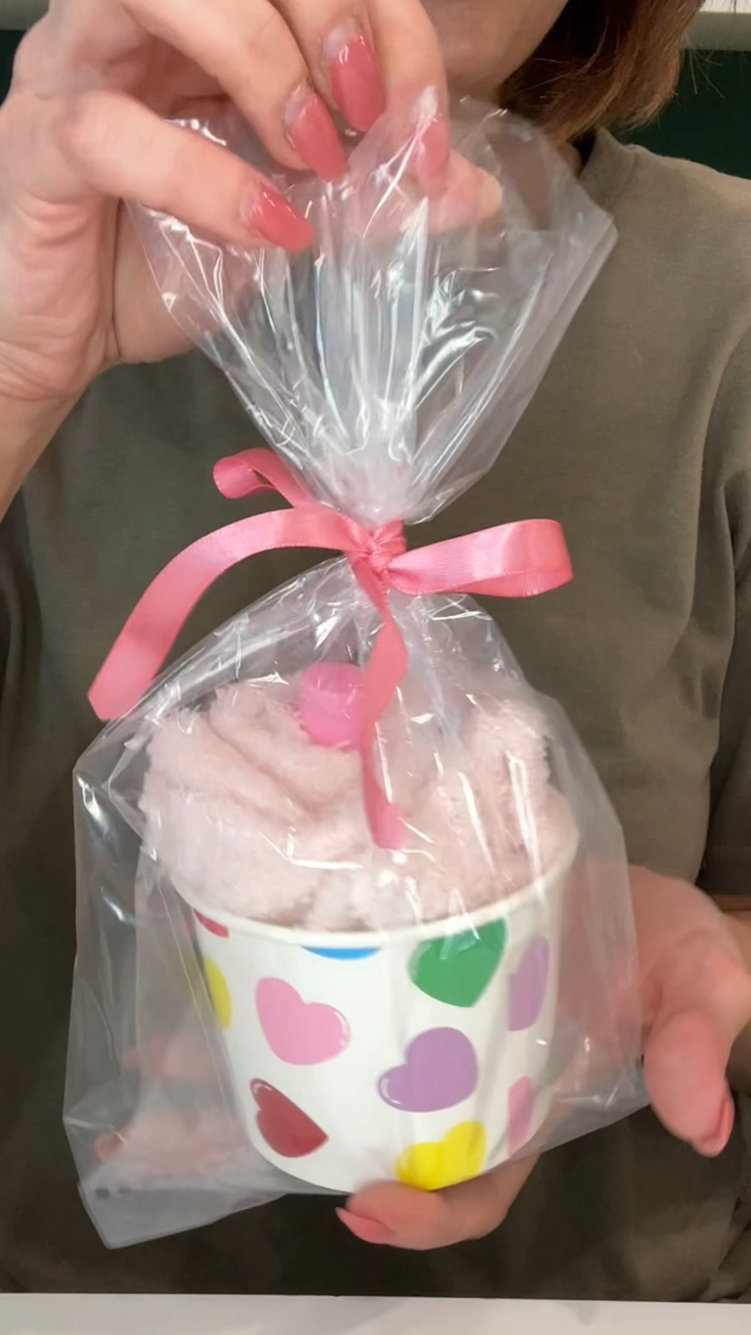 uma ideia baratinha e criativa de presentinho de Valentine’s Day (Dia do Amor) para presentear professoras. 

Para cada cupcake:
- 1 forminha (usei copinho de sorvete)
- 1 meia felpudinha 
- 1 pack com 8 lip-balms pra representar a cereja
- 1 pack com brincos em formato de coração 
- saquinhos de plástico e fita para amarrar

Todos os itens usados estão no link da Bio  “IDEIAS CRIATIVAS”!

E você preparou tudo pro Valentine’s day?

#valentinesday #bemine #valentine #diadoamor #presentes #diy #cupcakemeia

#LTKbeauty #LTKbrasil #LTKkids