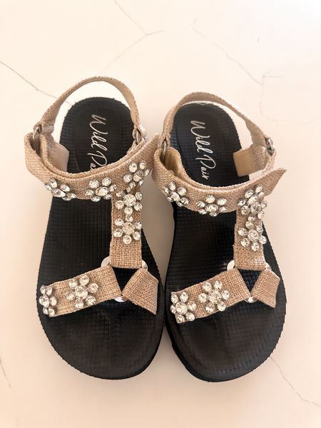 Super cute and comfortable summer sandals 

#LTKShoeCrush #LTKFindsUnder50 #LTKSeasonal