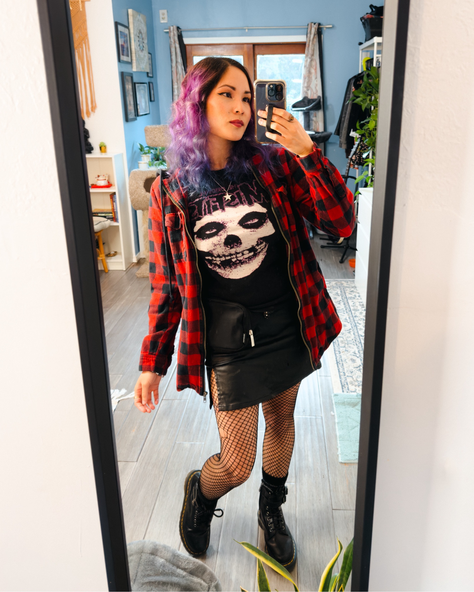 Alternative outfit to go to a metal concert ✨ plaid sweater, misfits t-shirt (I bought in their concert so i don’t have a link 🥲), leather skirt, mesh tights and dr martens boots to kick azzz 😆