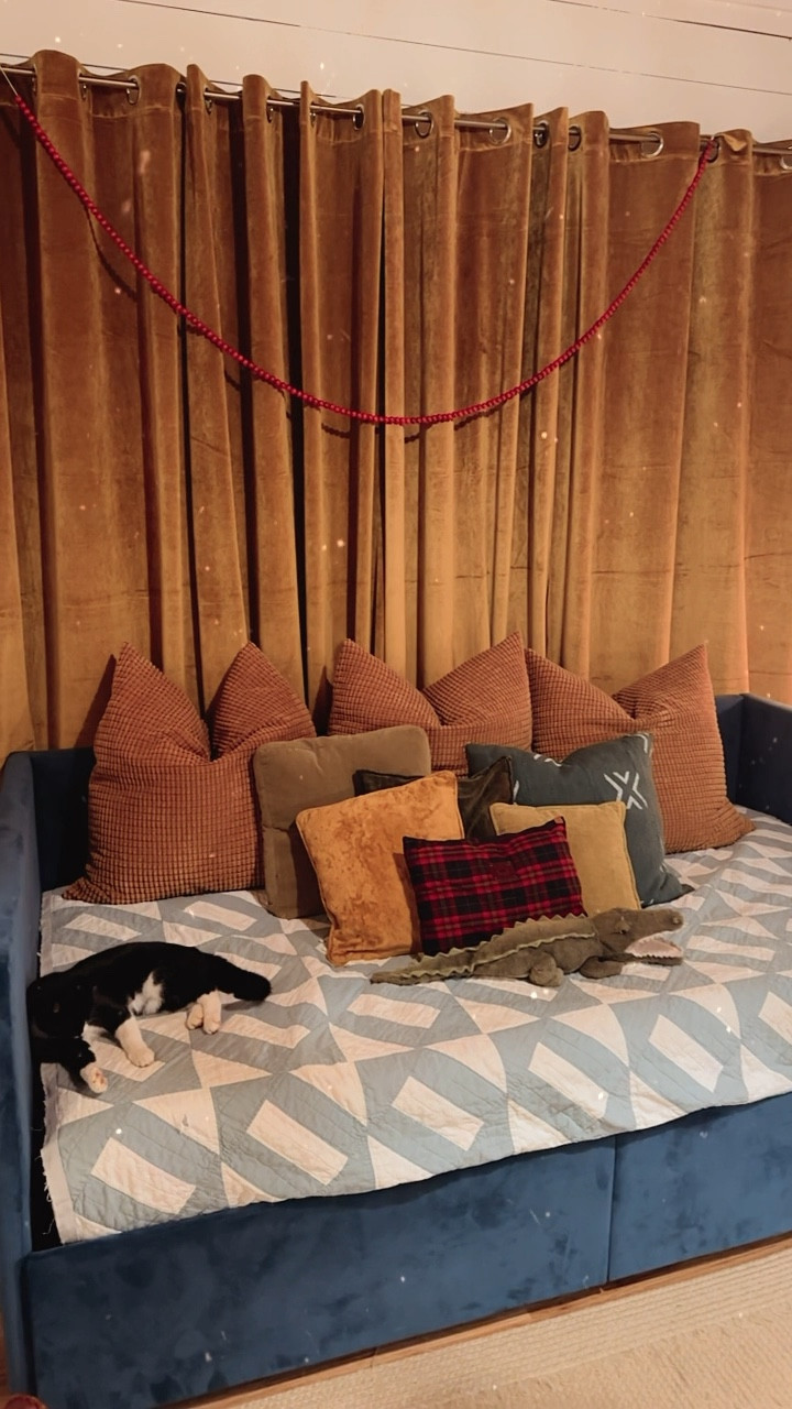 worth’s room is getting so cozy for the holidays! 