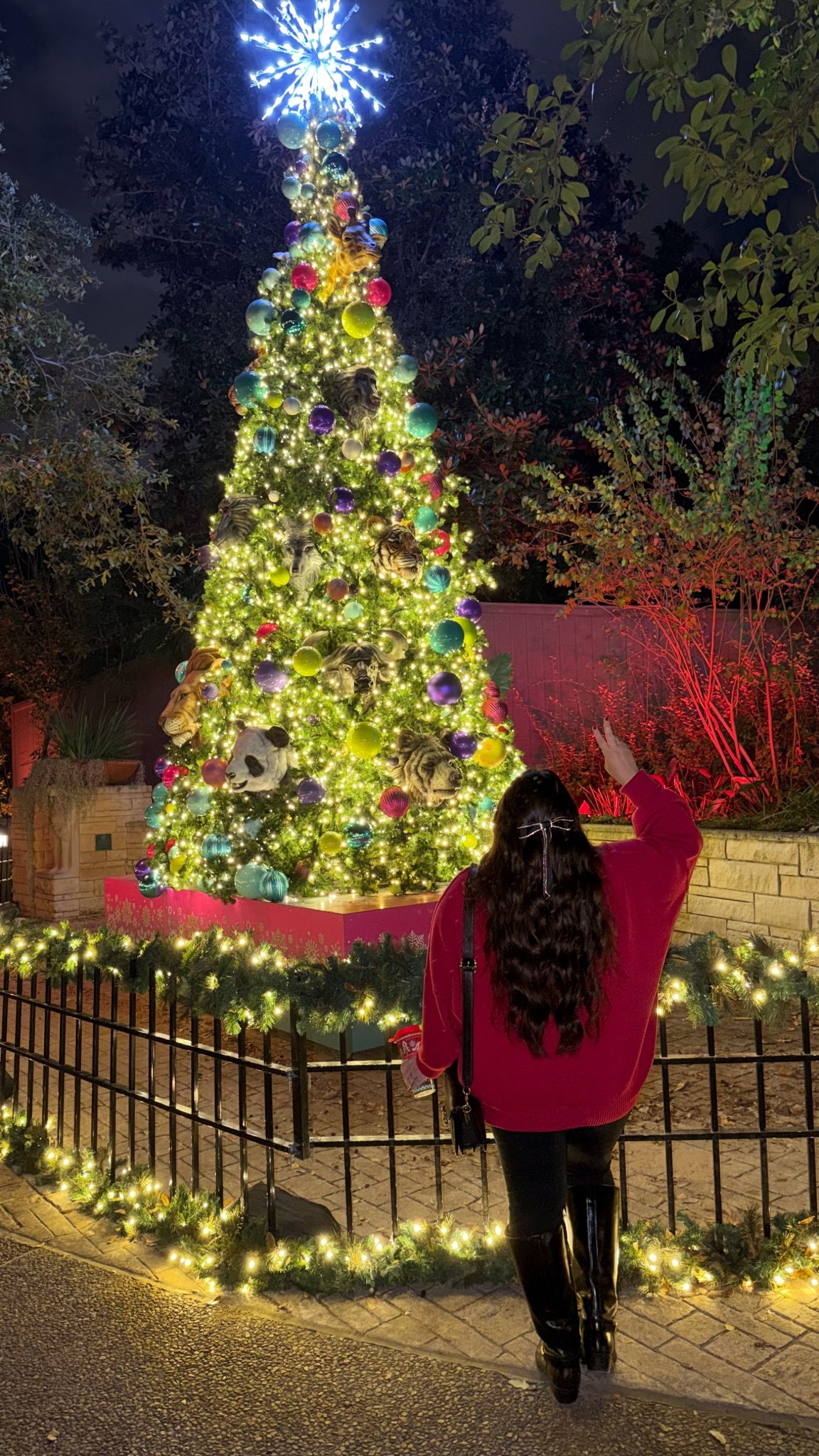 Christmas outfit. Holiday outfit. Oversized sweater. Red sweater outfit. Skinny jeans. Hair bow.

#LTKHoliday #LTKSeasonal #LTKootd