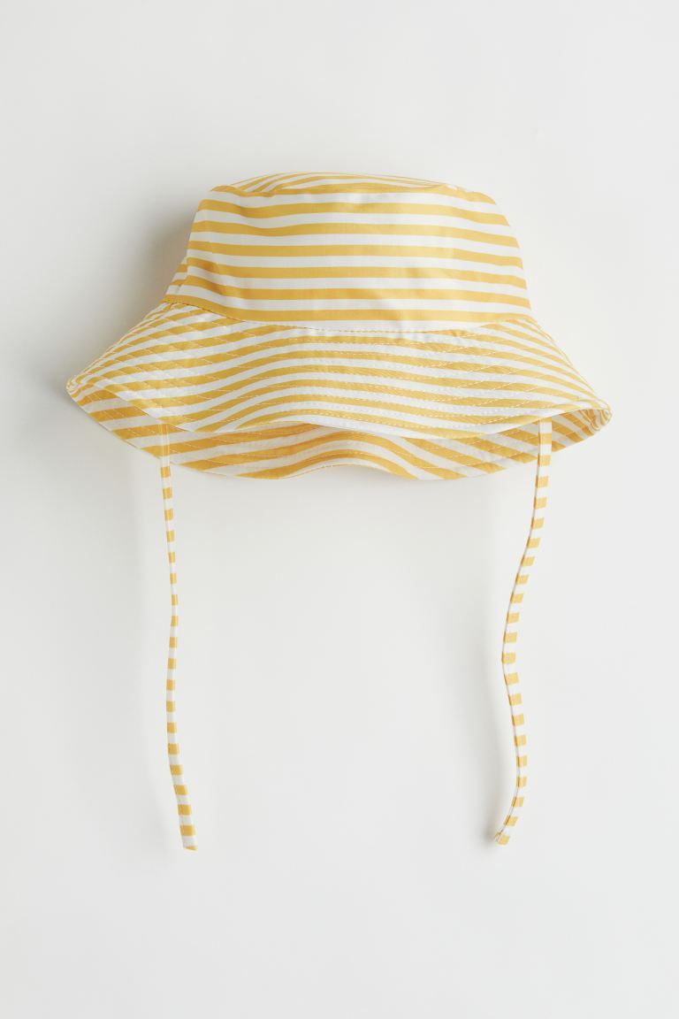 Beach hat with a printed pattern and ties under chin. Width of brim 2 1/4 in. | H&M (US + CA)