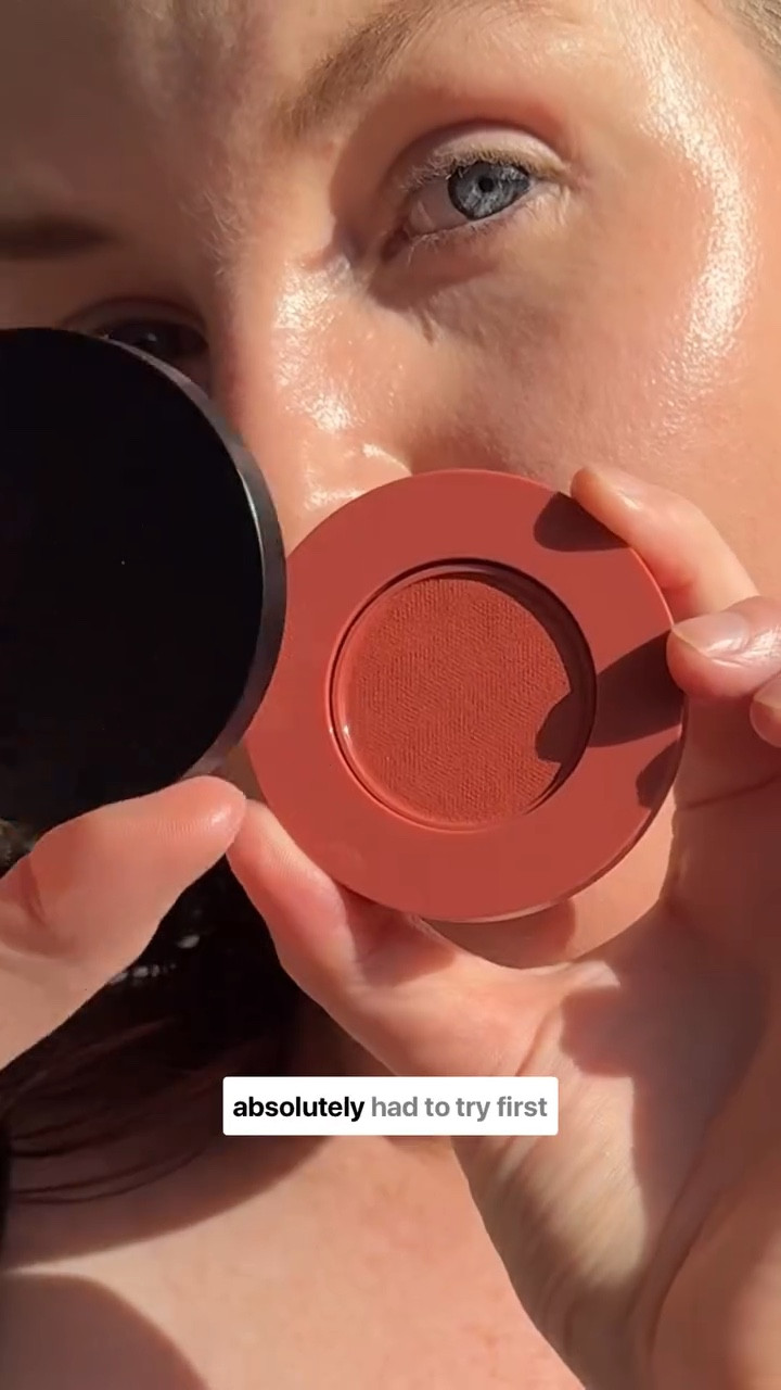 If you loved the original Picante shade from @nudestix you NEED to try this!! It has the gorgeous orange front and centre with a more neutral tone through it, making it a little less intimidating 🌅 this light, balmy texture has me impressed because you can’t go wrong with it, so perfect for a blush on the go 

*pr sample @sephoraaus @hatrikhouse 
#nudestix #viralmakeup #picante #orangeblush